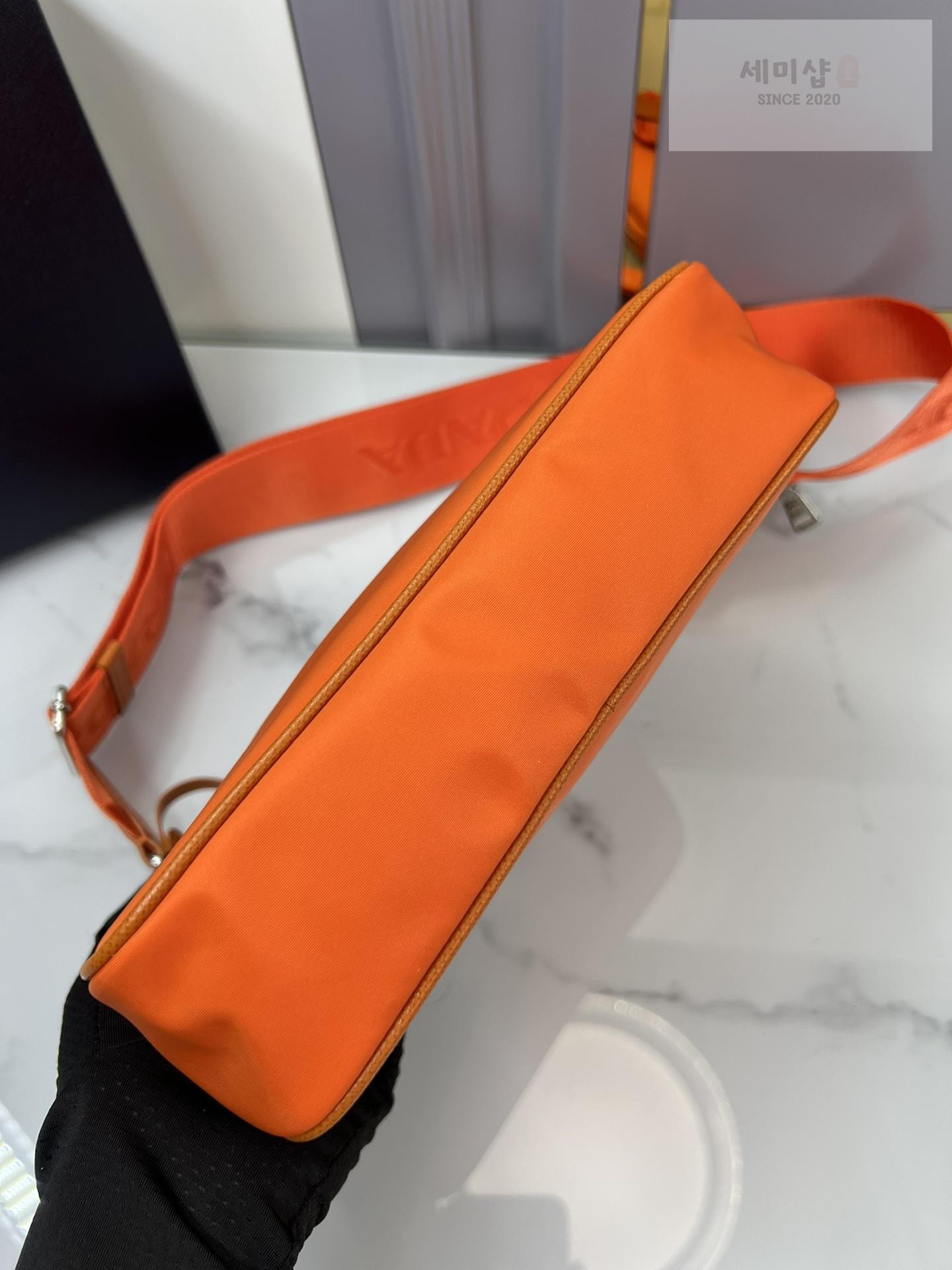 P R A D A Prada Re-Edition 2005 Nylon Hobo Bag 66번 이미지