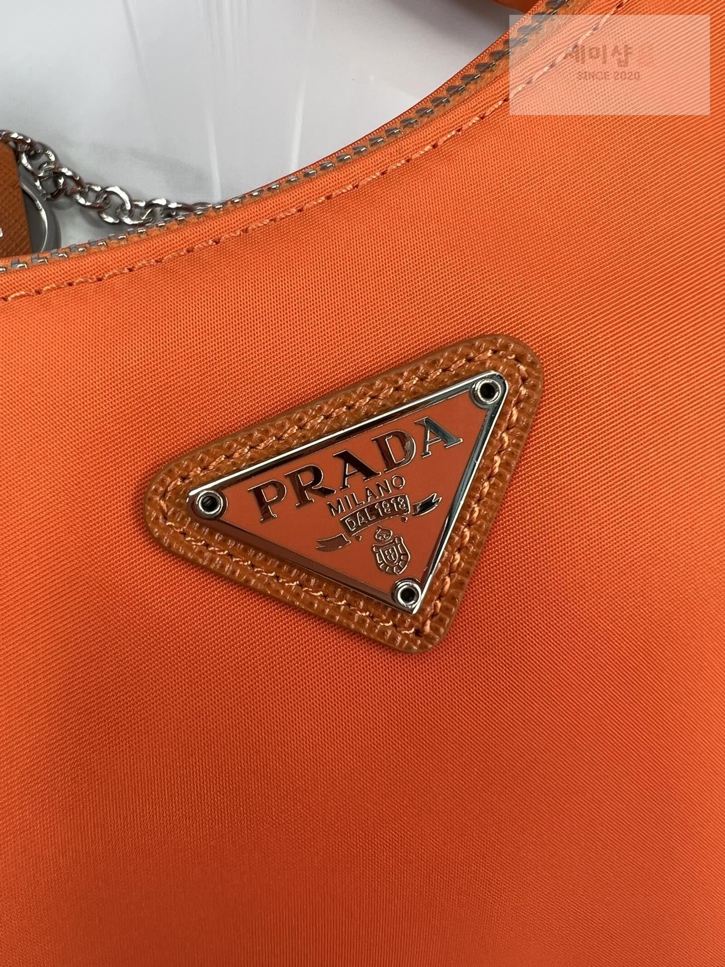 P R A D A Prada Re-Edition 2005 Nylon Hobo Bag 16번 이미지