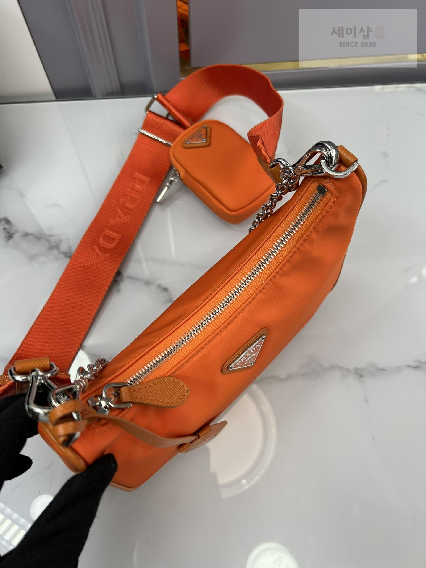 P R A D A Prada Re-Edition 2005 Nylon Hobo Bag 72번 이미지