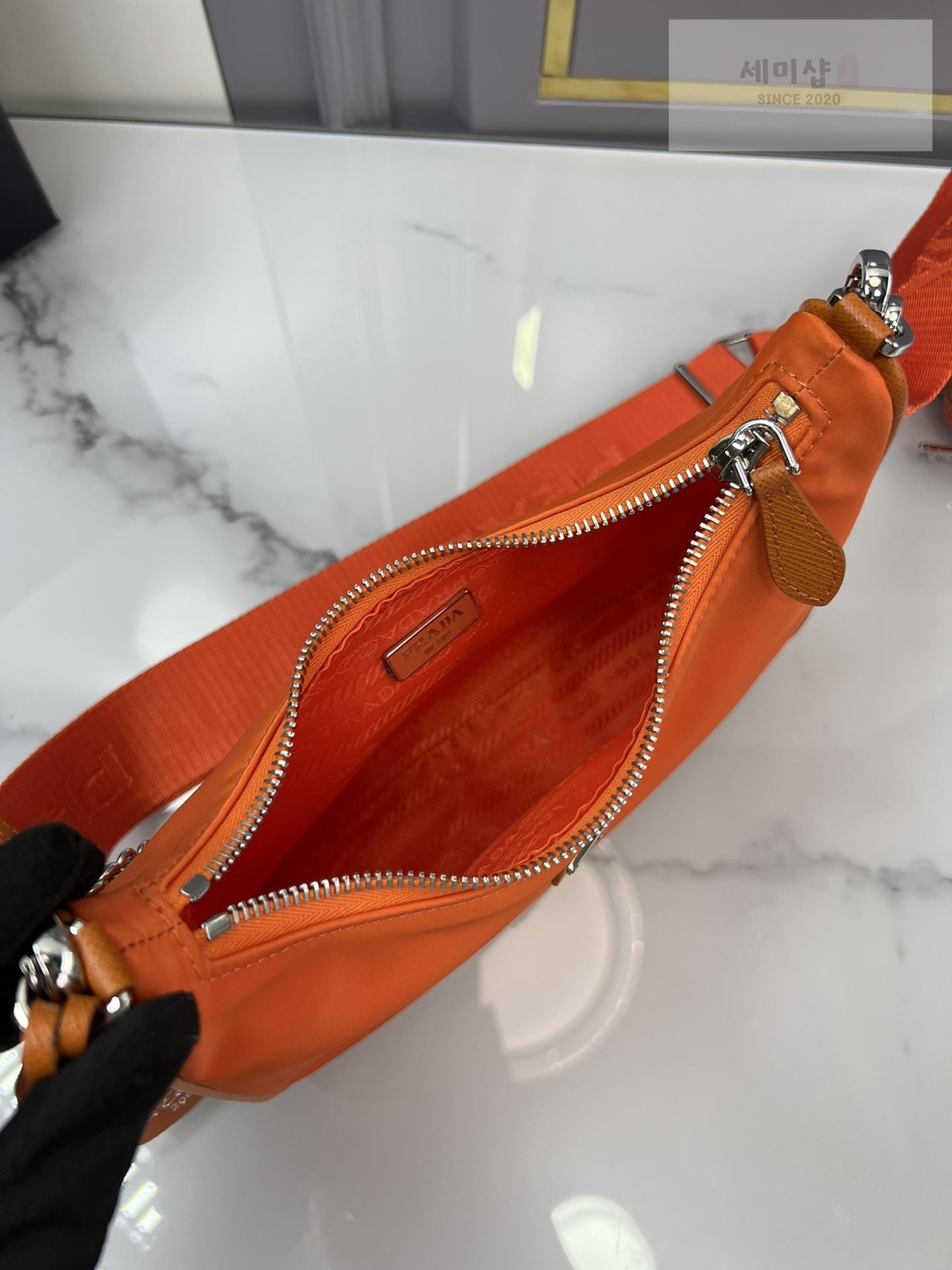 P R A D A Prada Re-Edition 2005 Nylon Hobo Bag 17번 이미지