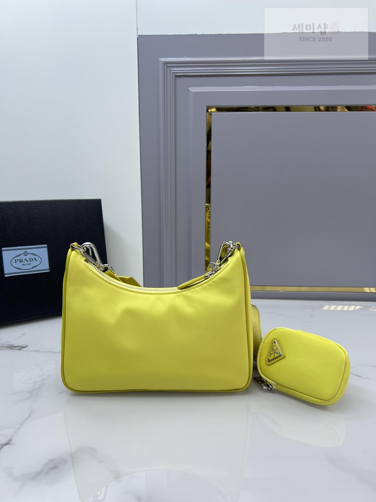 P R A D A Prada Re-Edition 2005 Nylon Hobo Bag 19번 이미지