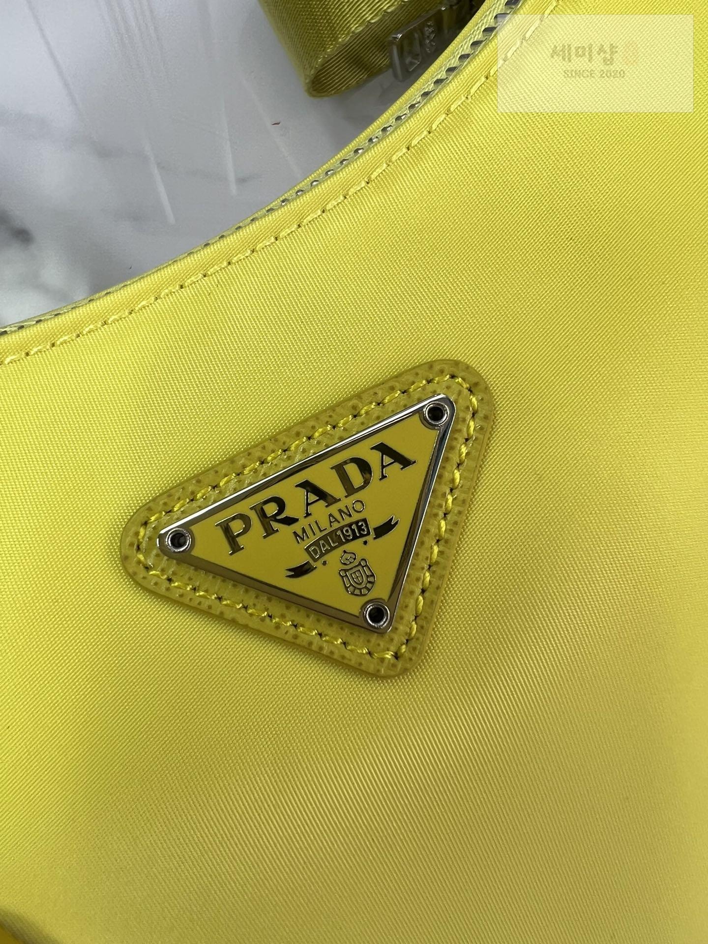 P R A D A Prada Re-Edition 2005 Nylon Hobo Bag 48번 이미지
