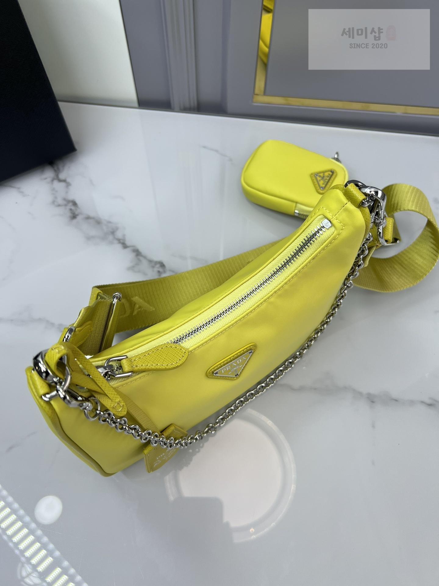 P R A D A Prada Re-Edition 2005 Nylon Hobo Bag 20번 이미지