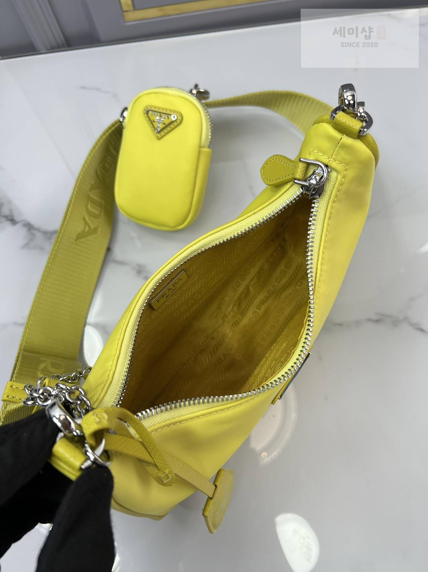 P R A D A Prada Re-Edition 2005 Nylon Hobo Bag 56번 이미지