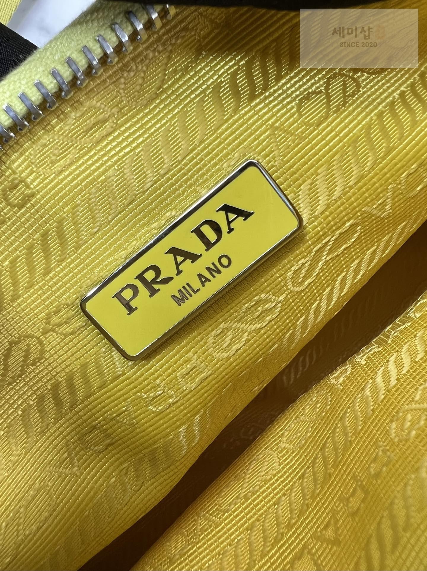 P R A D A Prada Re-Edition 2005 Nylon Hobo Bag 21번 이미지
