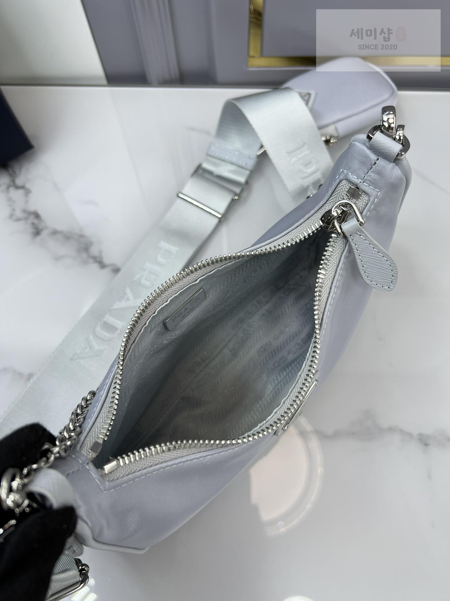 P R A D A Prada Re-Edition 2005 Nylon Hobo Bag 25번 이미지