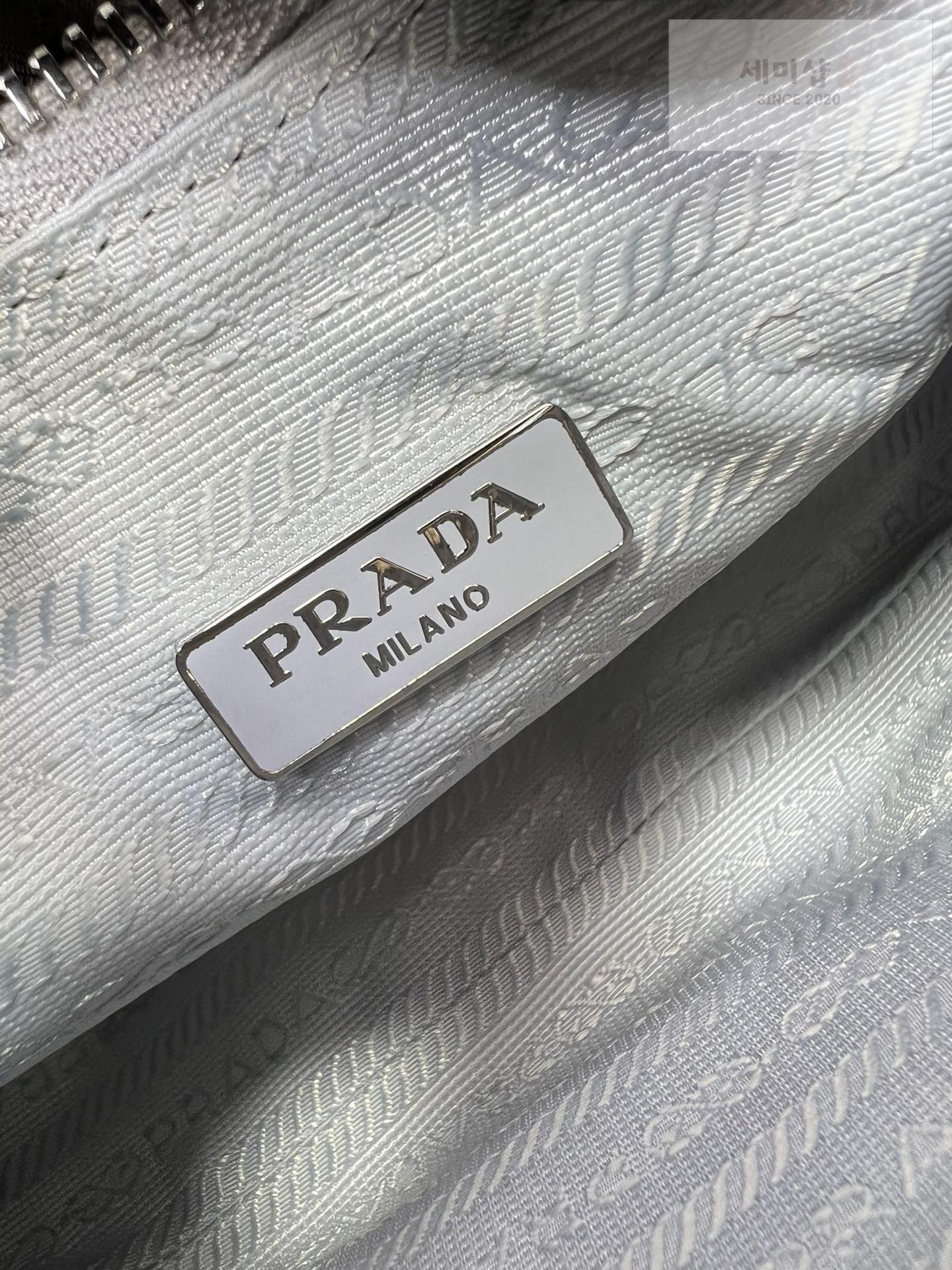 P R A D A Prada Re-Edition 2005 Nylon Hobo Bag 26번 이미지