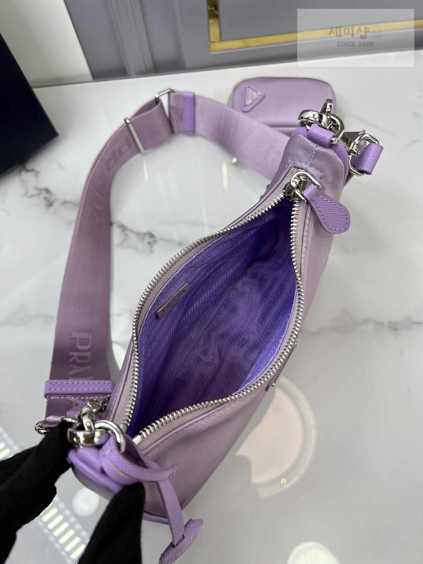 P R A D A Prada Re-Edition 2005 Nylon Hobo Bag 79번 이미지