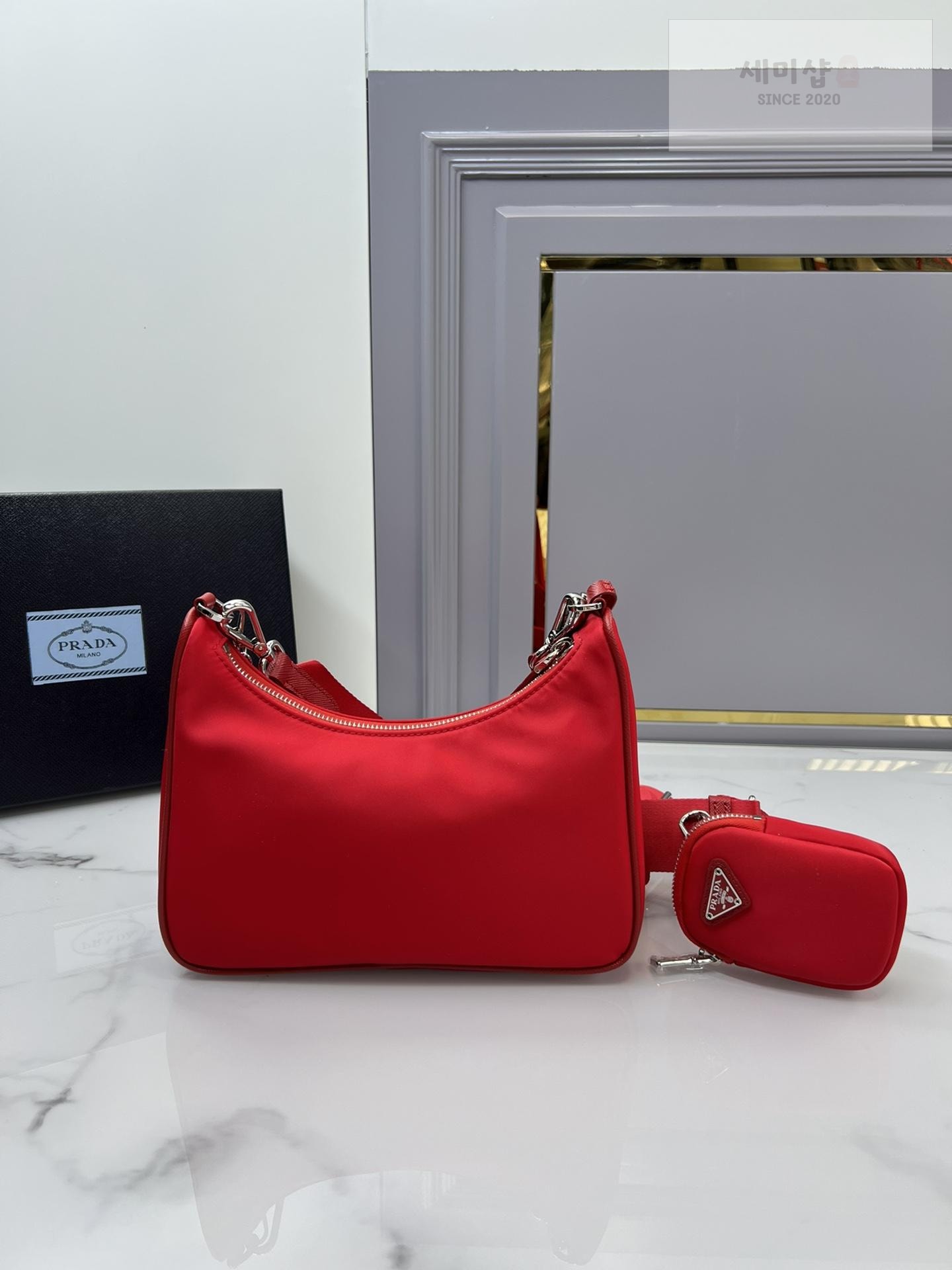 P R A D A Prada Re-Edition 2005 Nylon Hobo Bag 52번 이미지