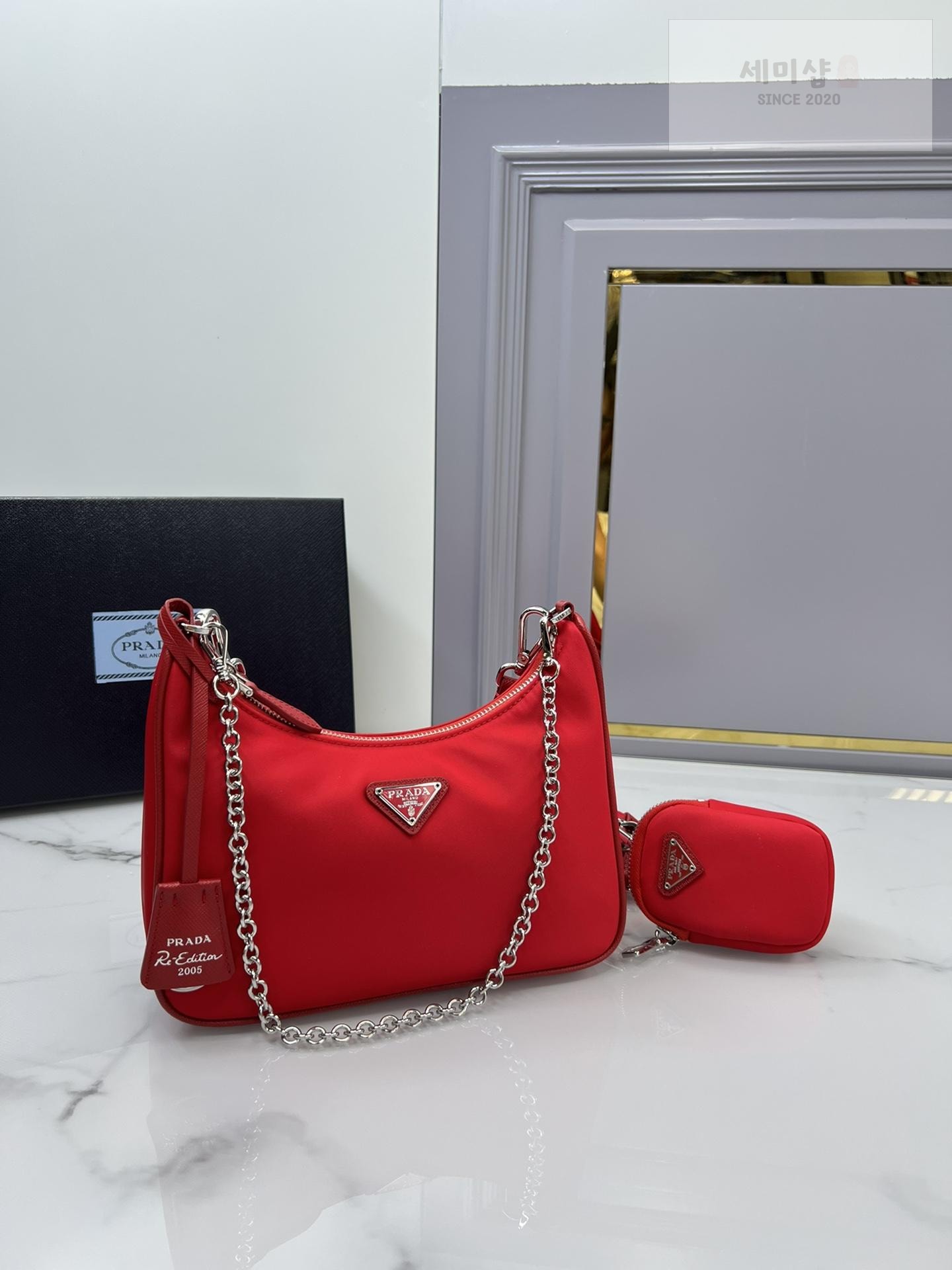 P R A D A Prada Re-Edition 2005 Nylon Hobo Bag 28번 이미지