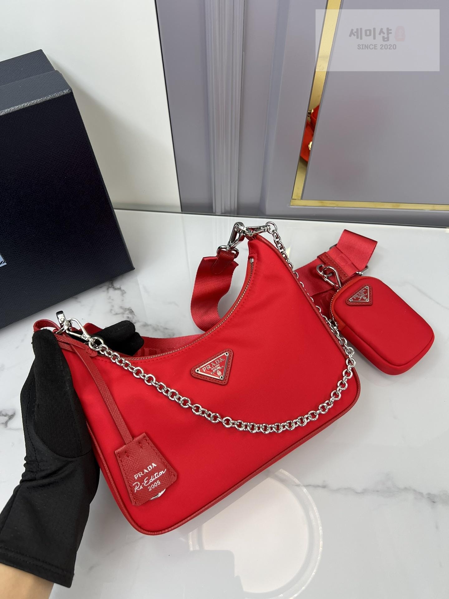 P R A D A Prada Re-Edition 2005 Nylon Hobo Bag 29번 이미지