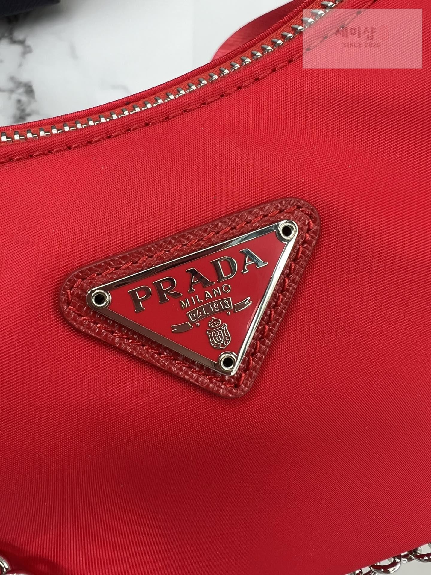 P R A D A Prada Re-Edition 2005 Nylon Hobo Bag 80번 이미지
