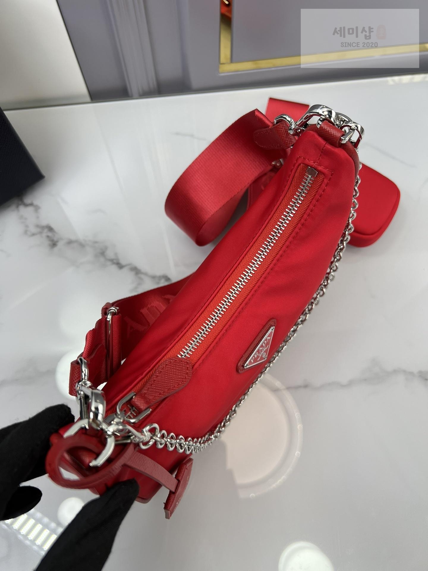 P R A D A Prada Re-Edition 2005 Nylon Hobo Bag 30번 이미지