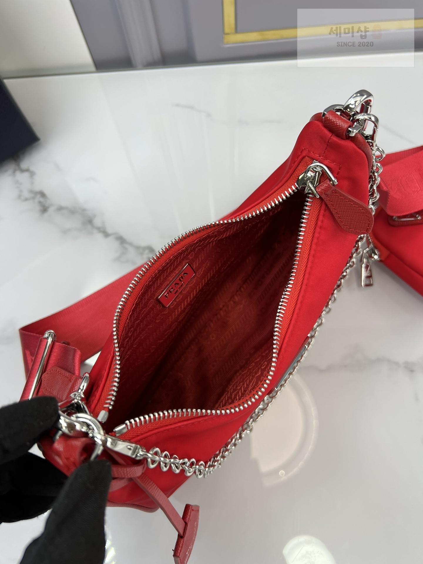 P R A D A Prada Re-Edition 2005 Nylon Hobo Bag 58번 이미지