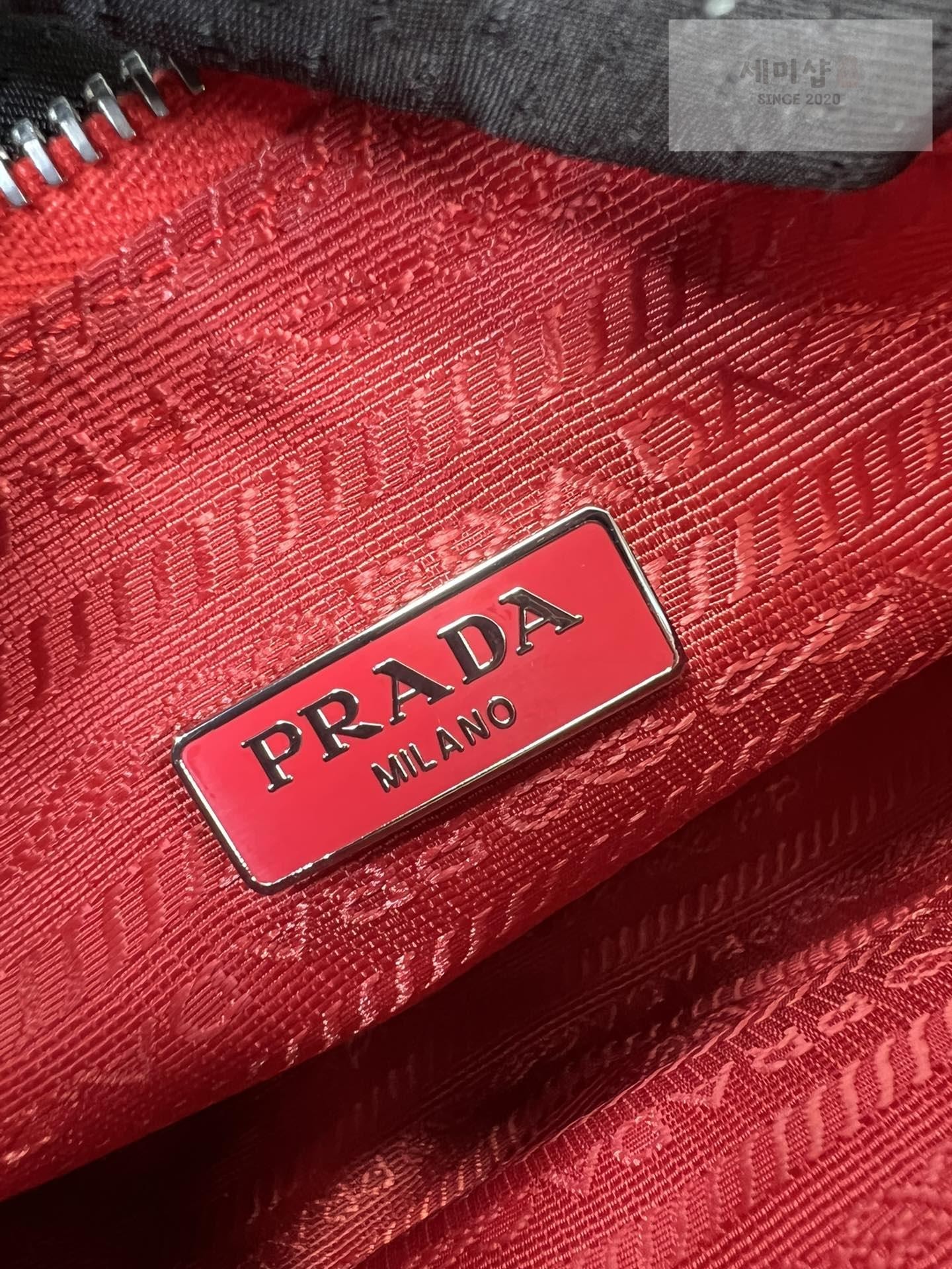 P R A D A Prada Re-Edition 2005 Nylon Hobo Bag 31번 이미지