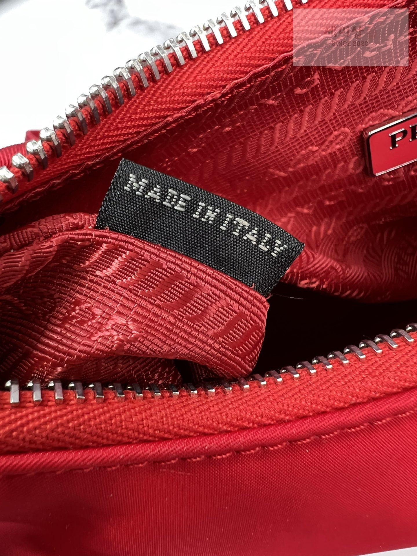 P R A D A Prada Re-Edition 2005 Nylon Hobo Bag 81번 이미지