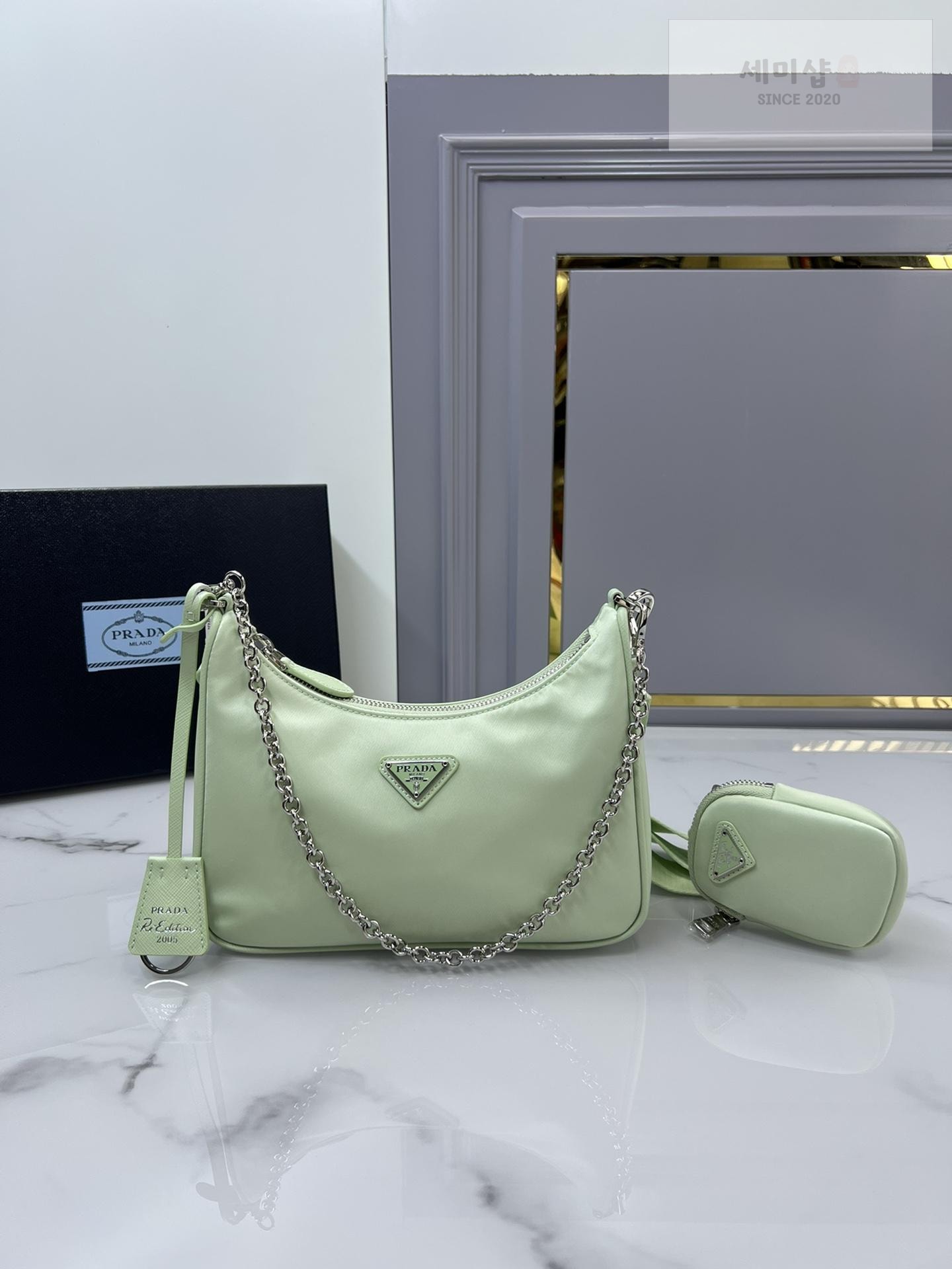 P R A D A Prada Re-Edition 2005 Nylon Hobo Bag 32번 이미지