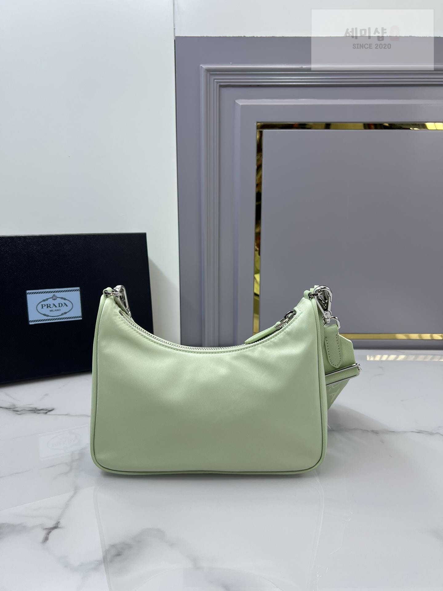 P R A D A Prada Re-Edition 2005 Nylon Hobo Bag 33번 이미지