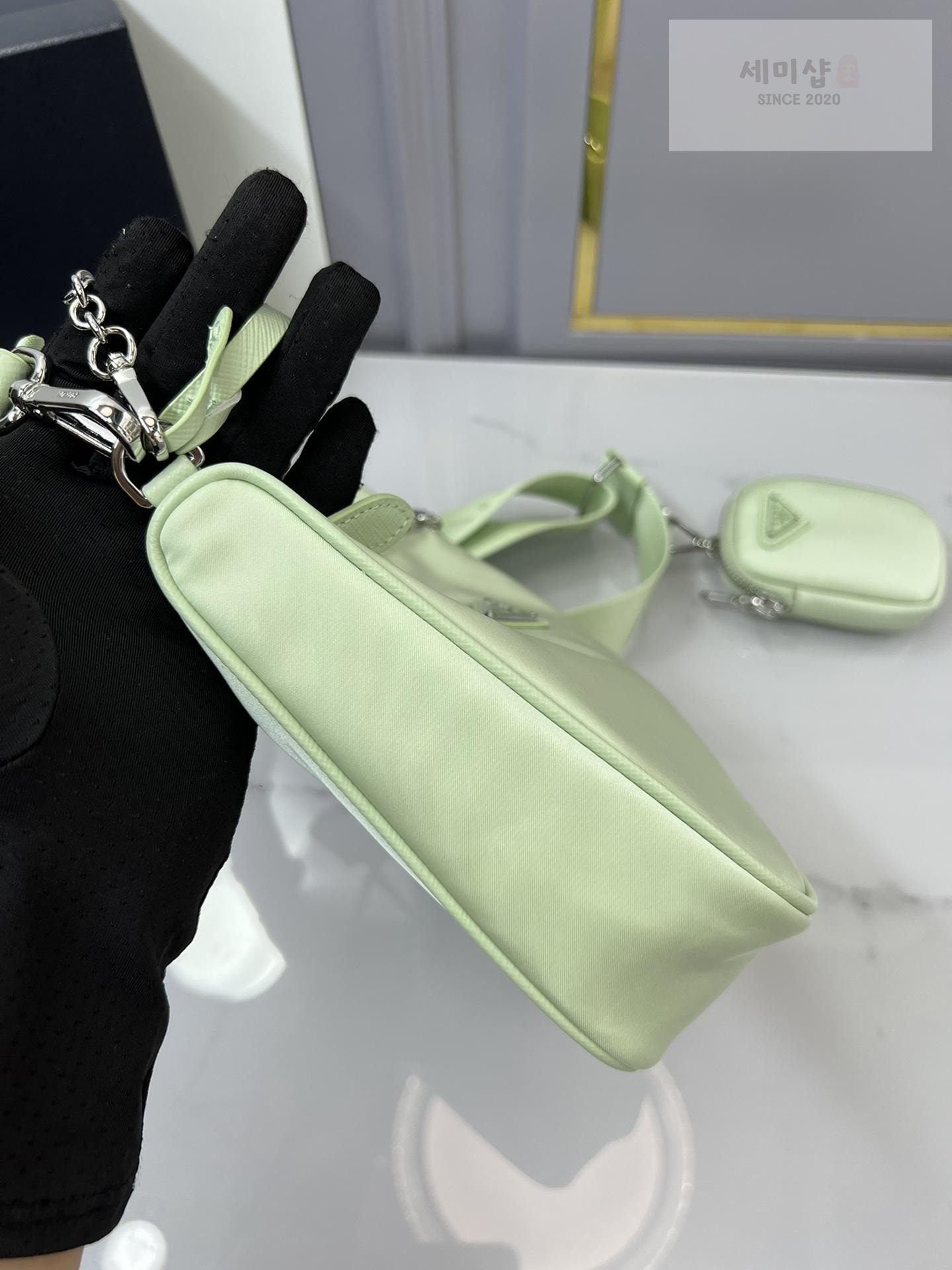 P R A D A Prada Re-Edition 2005 Nylon Hobo Bag 34번 이미지