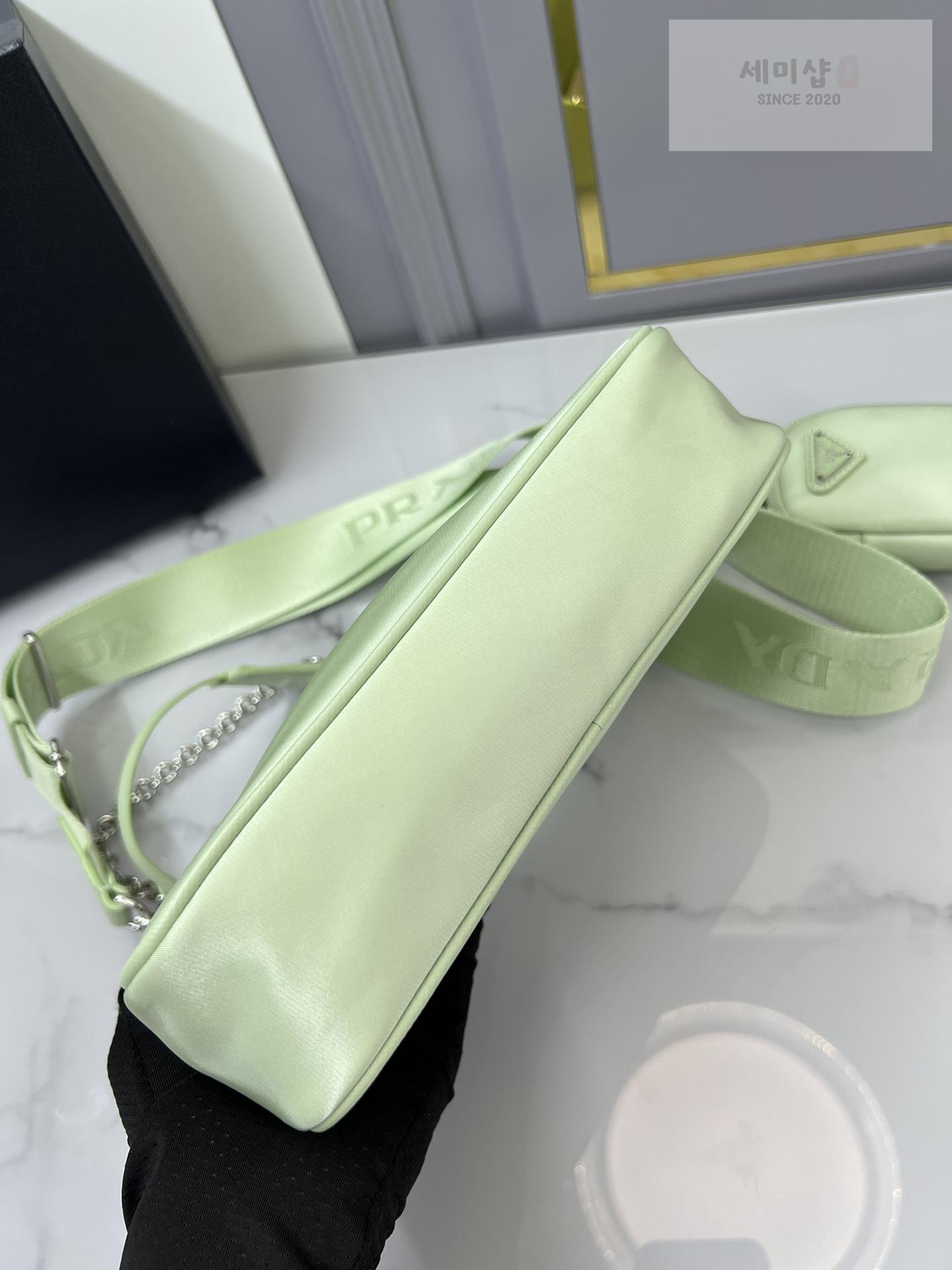 P R A D A Prada Re-Edition 2005 Nylon Hobo Bag 82번 이미지