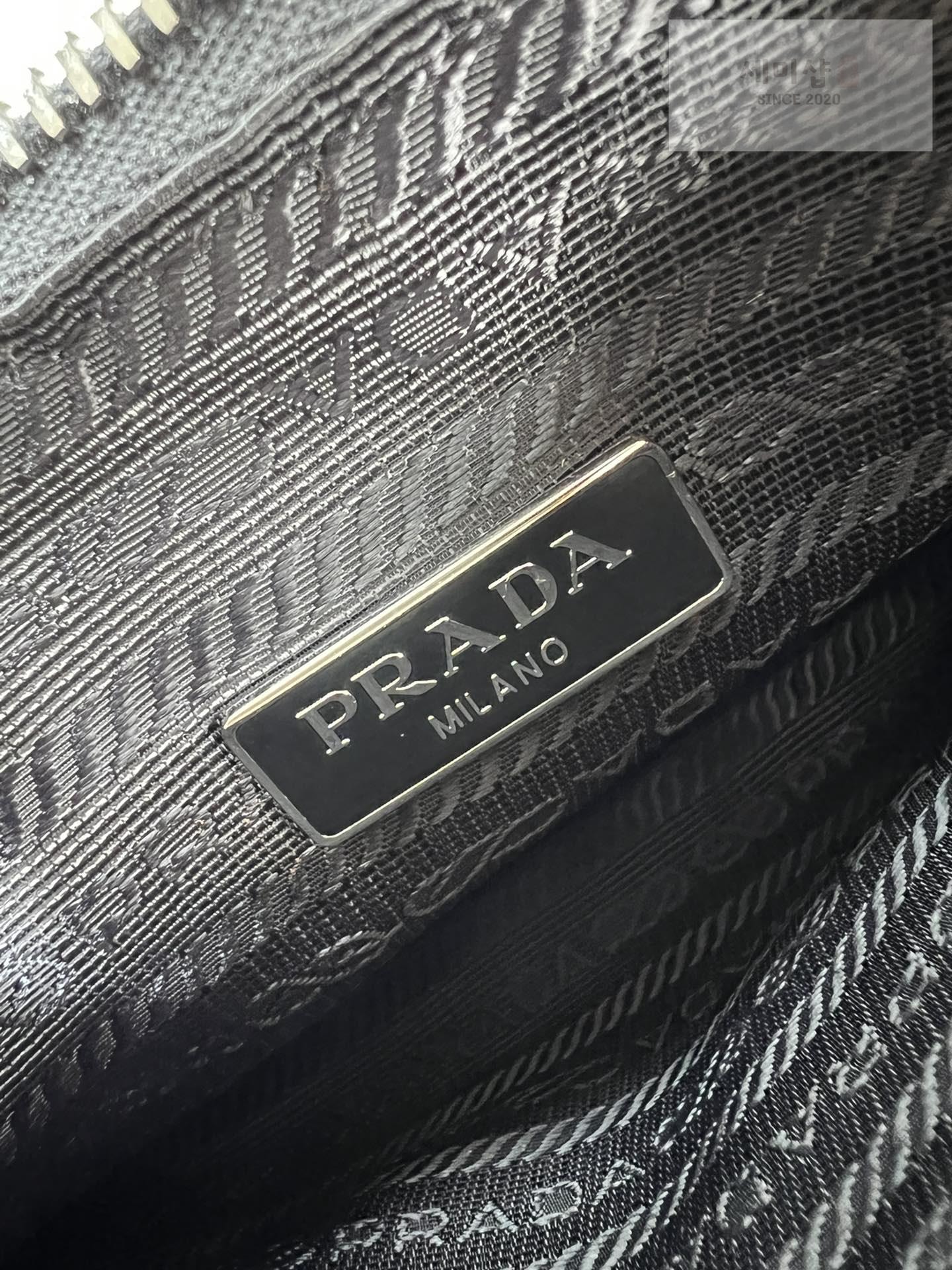 P R A D A Prada Re-Edition 2005 Nylon Hobo Bag 35번 이미지