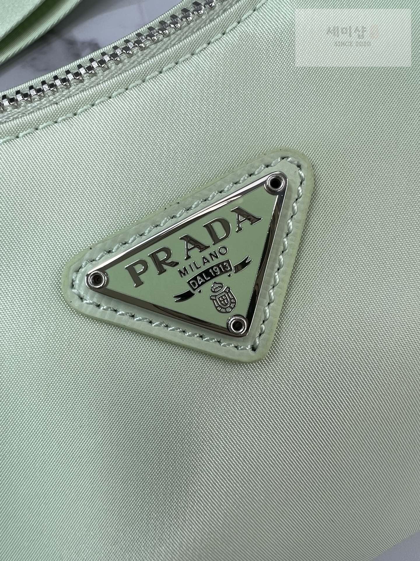P R A D A Prada Re-Edition 2005 Nylon Hobo Bag 36번 이미지