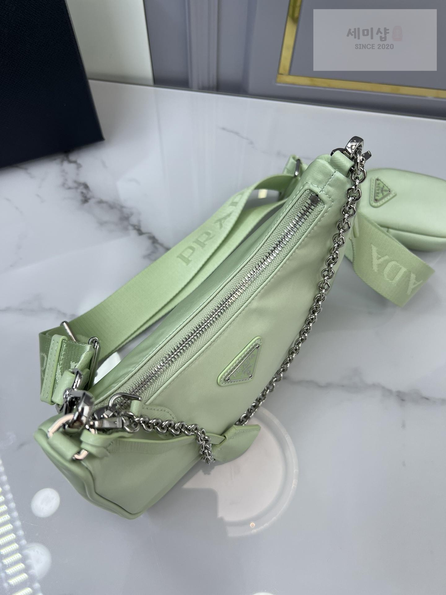 P R A D A Prada Re-Edition 2005 Nylon Hobo Bag 37번 이미지