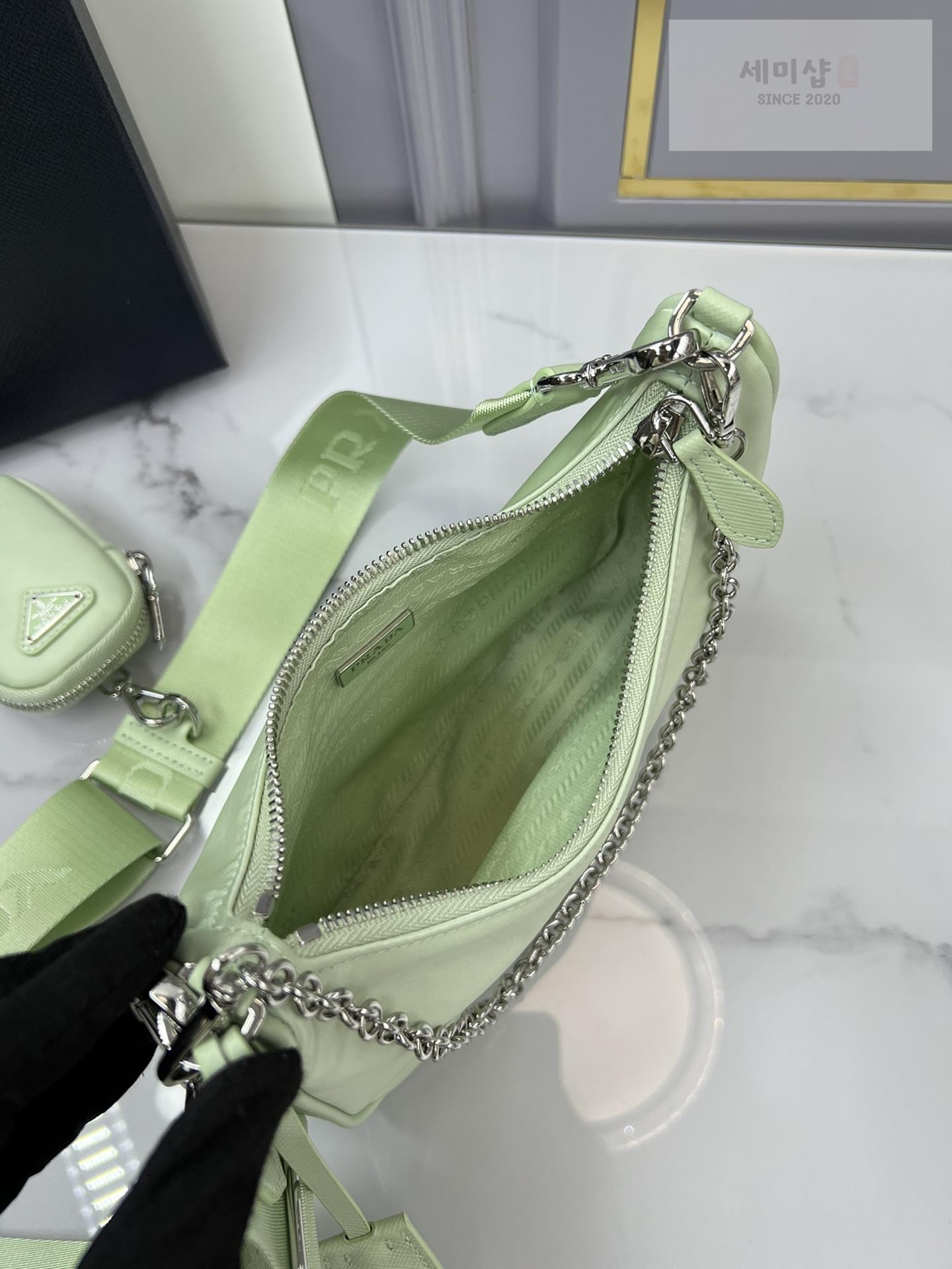P R A D A Prada Re-Edition 2005 Nylon Hobo Bag 38번 이미지