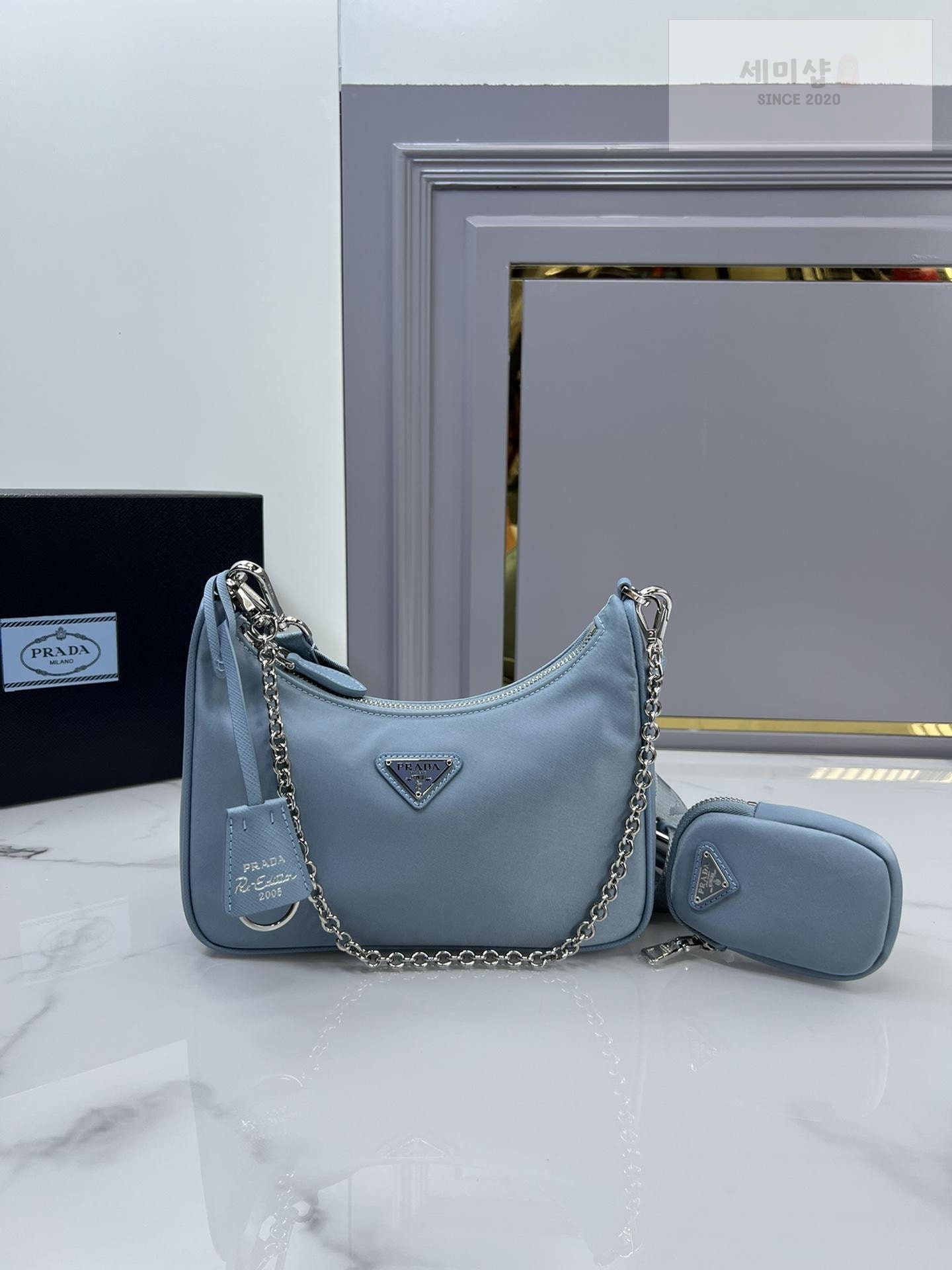 P R A D A Prada Re-Edition 2005 Nylon Hobo Bag 39번 이미지