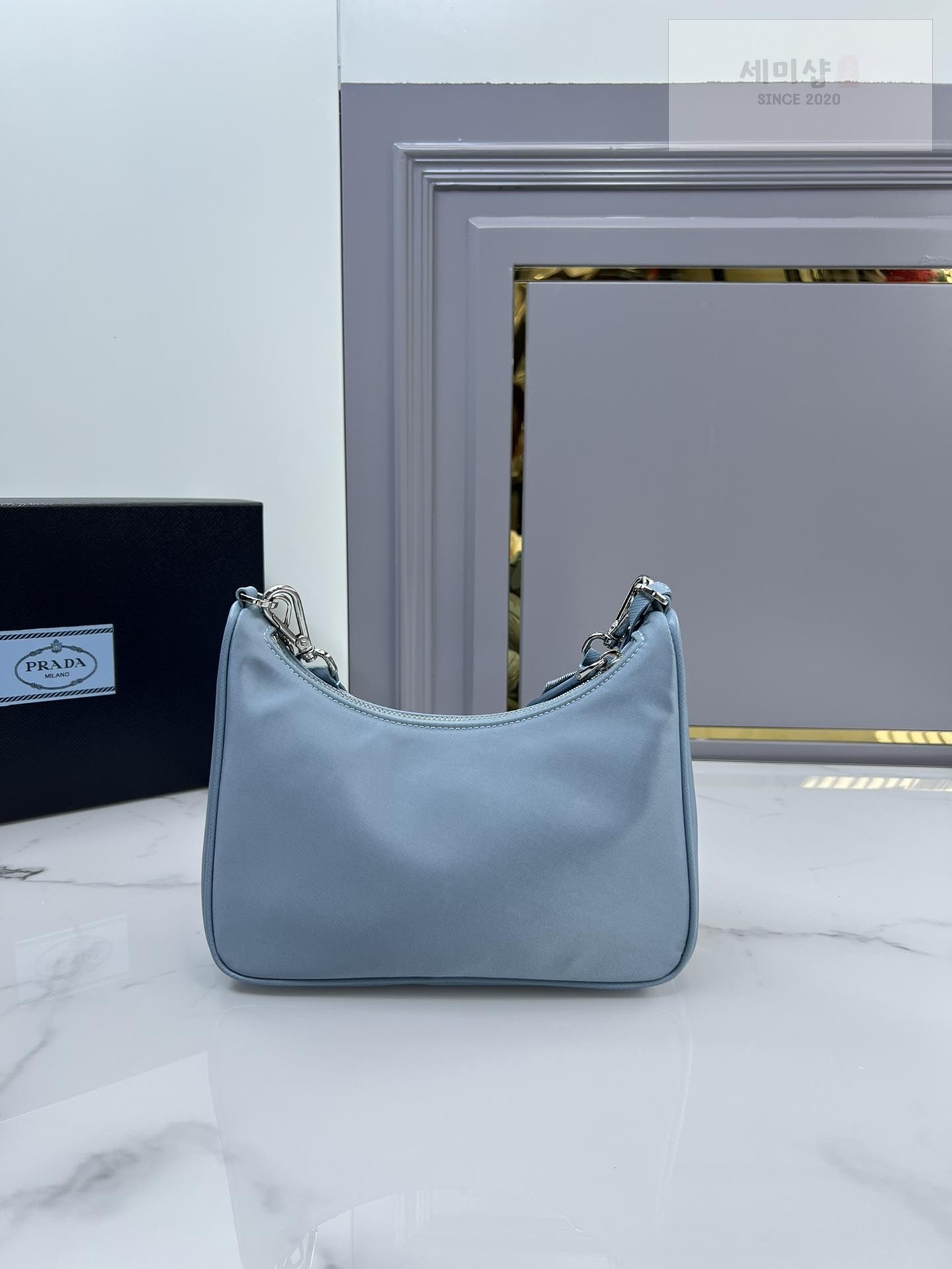 P R A D A Prada Re-Edition 2005 Nylon Hobo Bag 40번 이미지