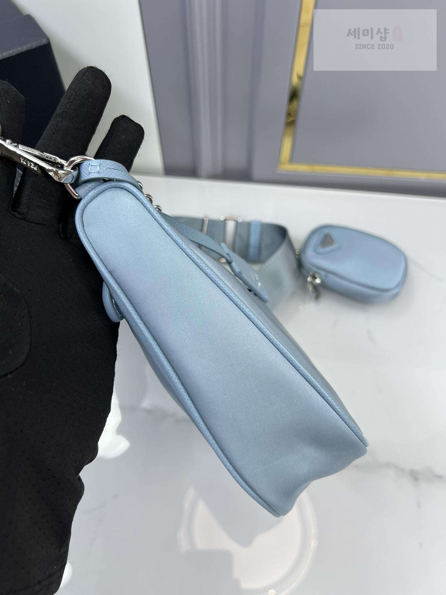 P R A D A Prada Re-Edition 2005 Nylon Hobo Bag 41번 이미지