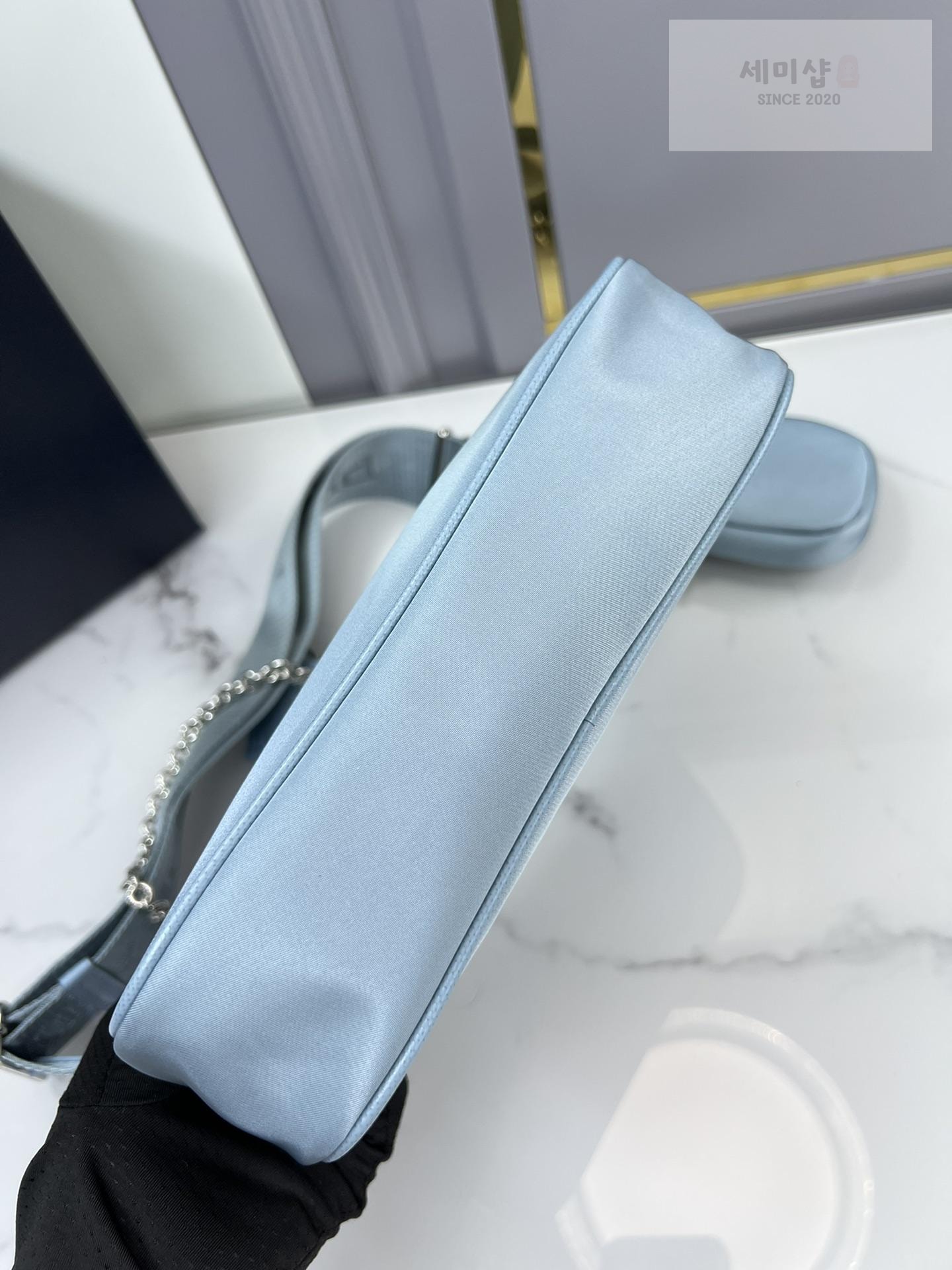 P R A D A Prada Re-Edition 2005 Nylon Hobo Bag 42번 이미지