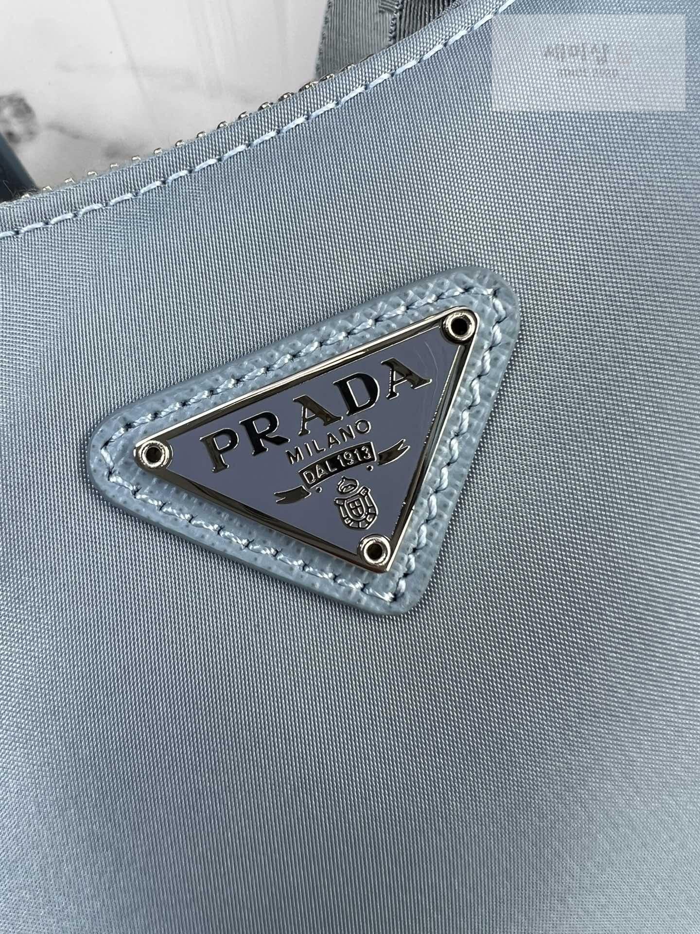 P R A D A Prada Re-Edition 2005 Nylon Hobo Bag 43번 이미지