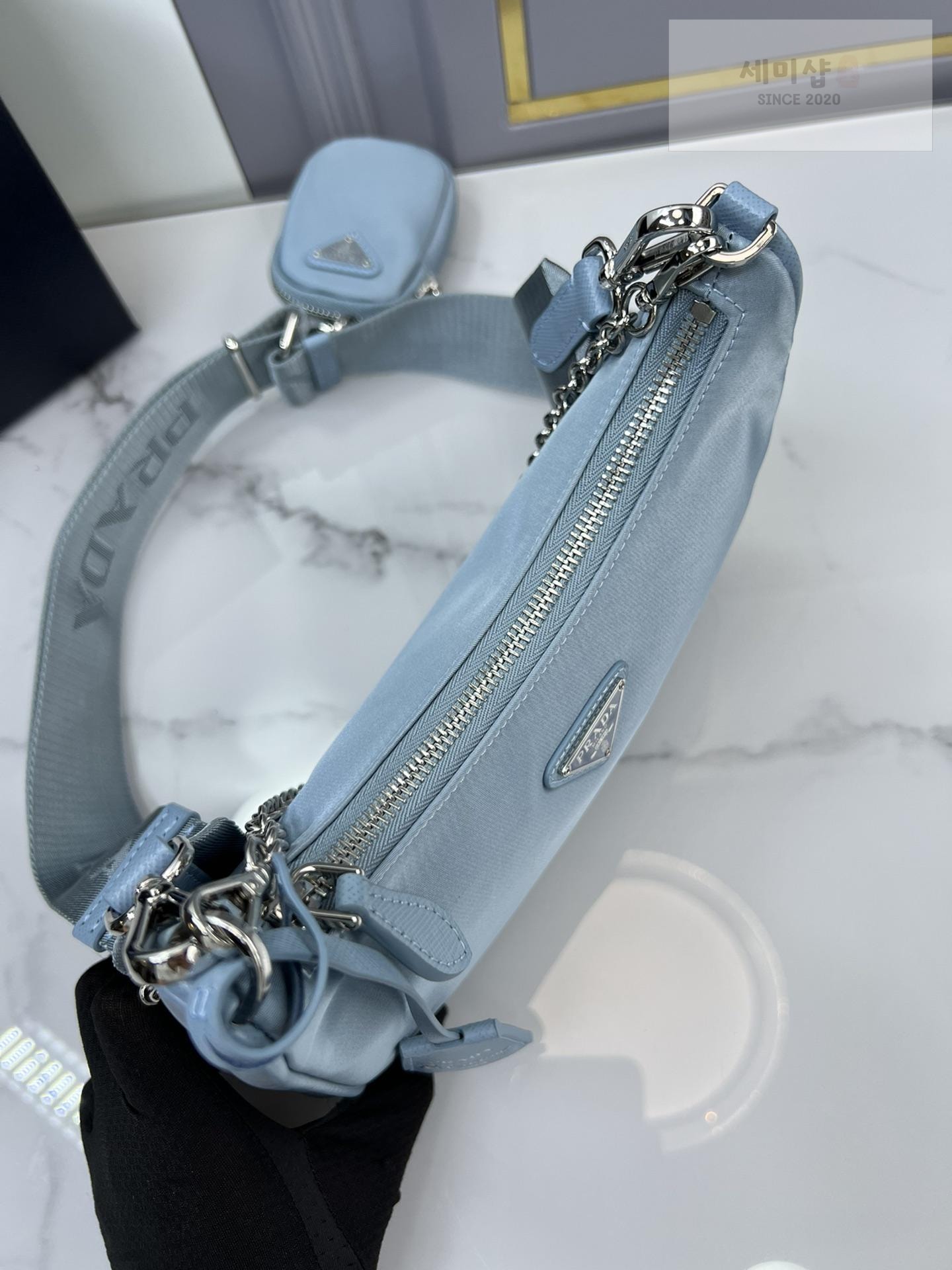 P R A D A Prada Re-Edition 2005 Nylon Hobo Bag 44번 이미지