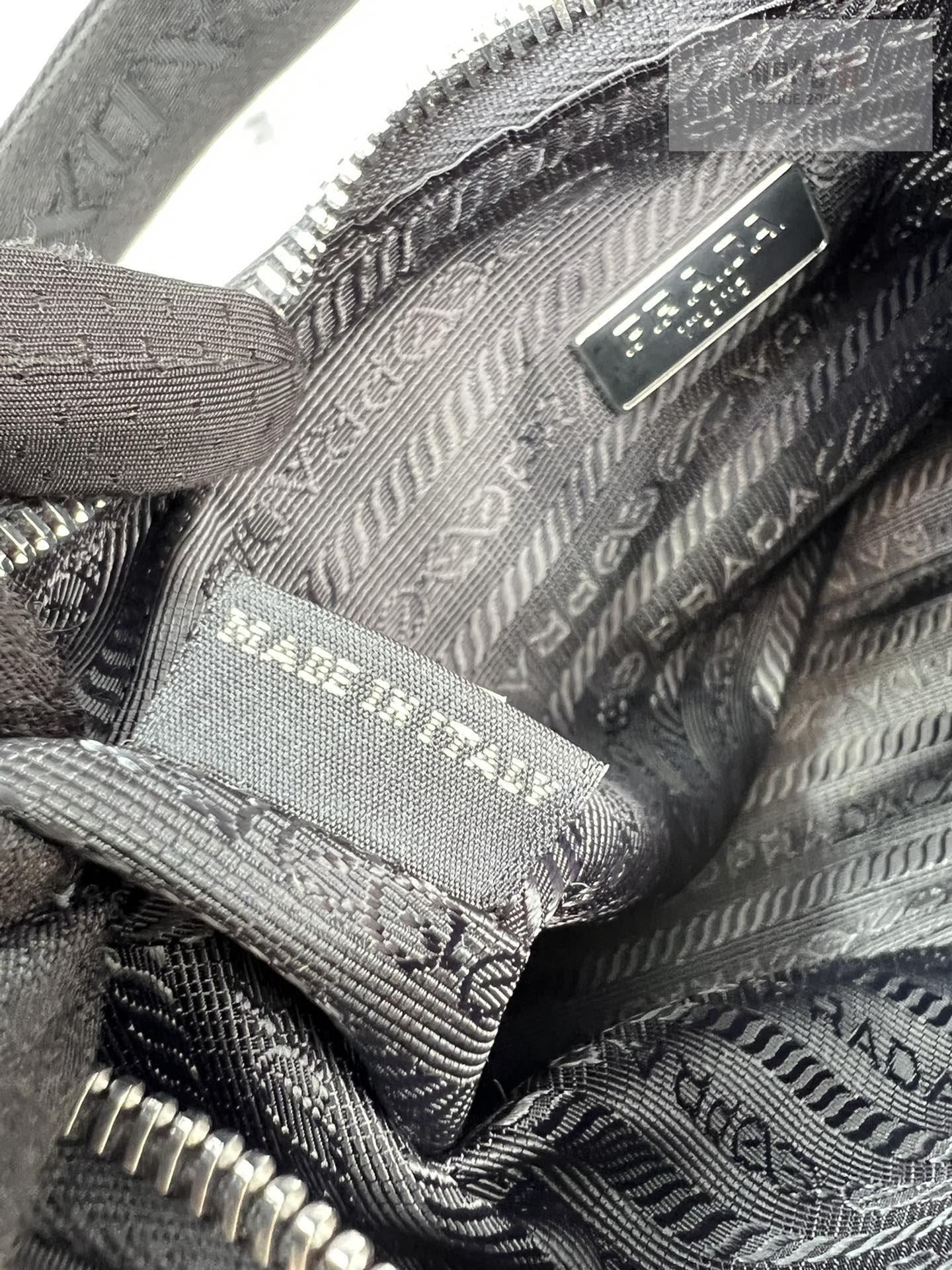 P R A D A Prada Re-Edition 2005 Nylon Hobo Bag 45번 이미지