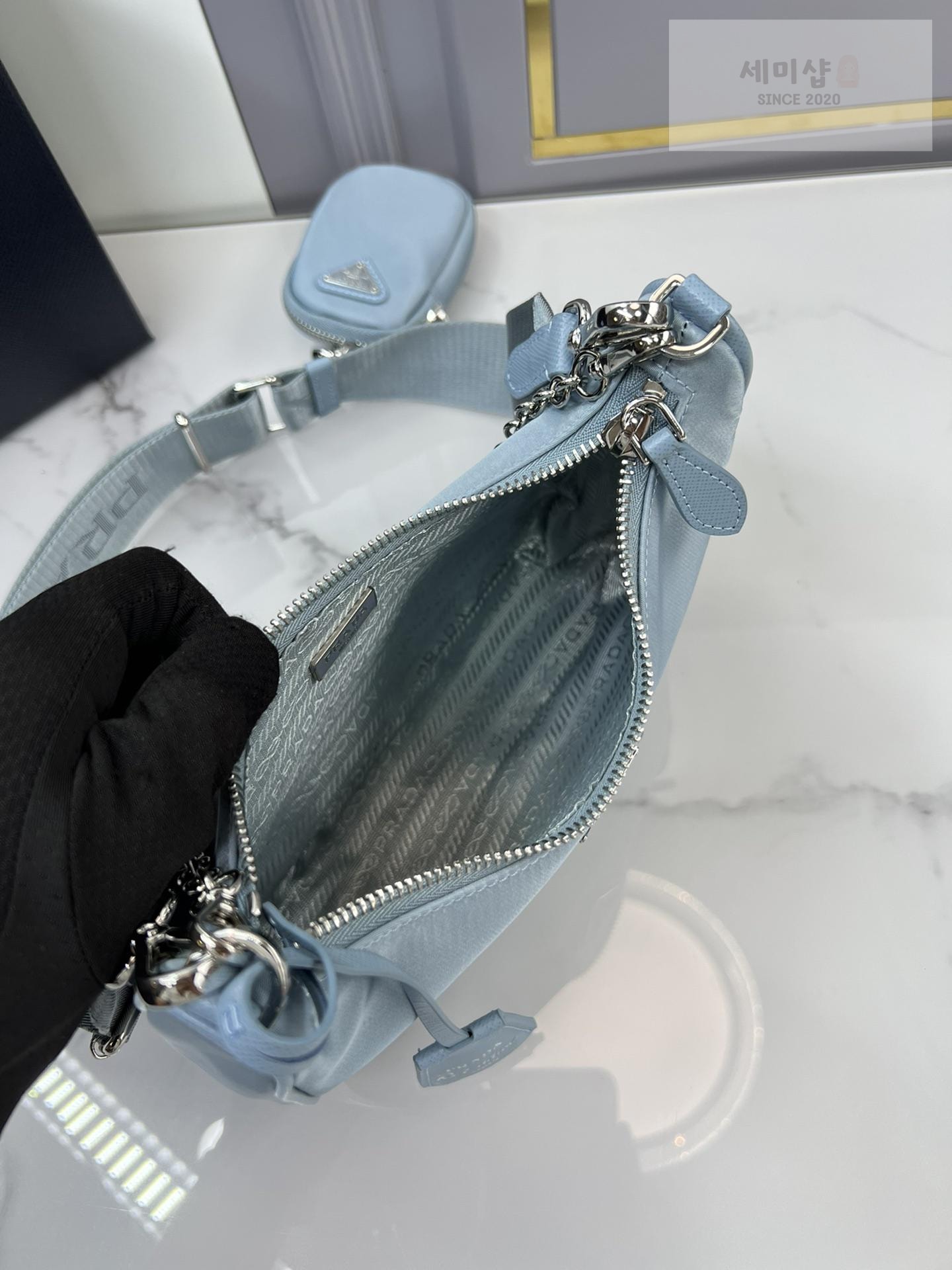 P R A D A Prada Re-Edition 2005 Nylon Hobo Bag 69번 이미지
