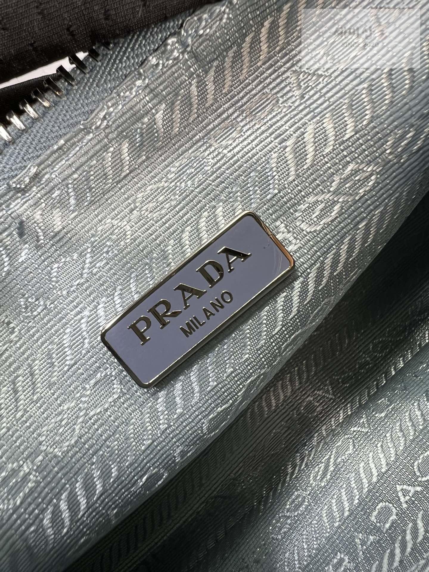 P R A D A Prada Re-Edition 2005 Nylon Hobo Bag 54번 이미지