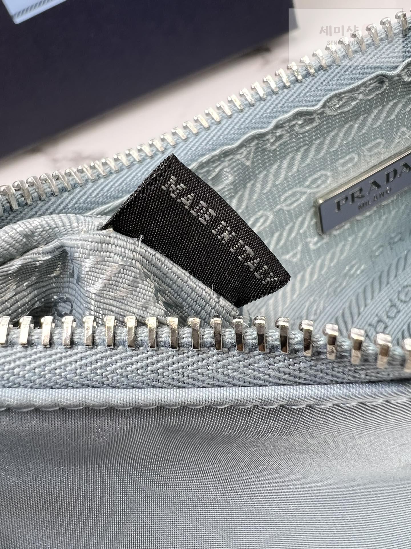 P R A D A Prada Re-Edition 2005 Nylon Shoulder Bag 22번 이미지