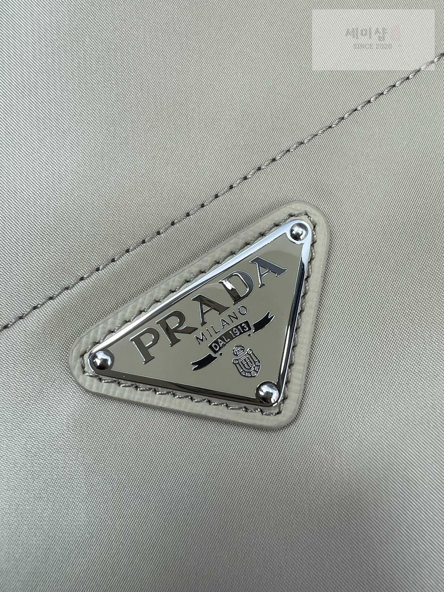 P R A D A Prada Re-Edition Nylon Tote Bag 4번 이미지