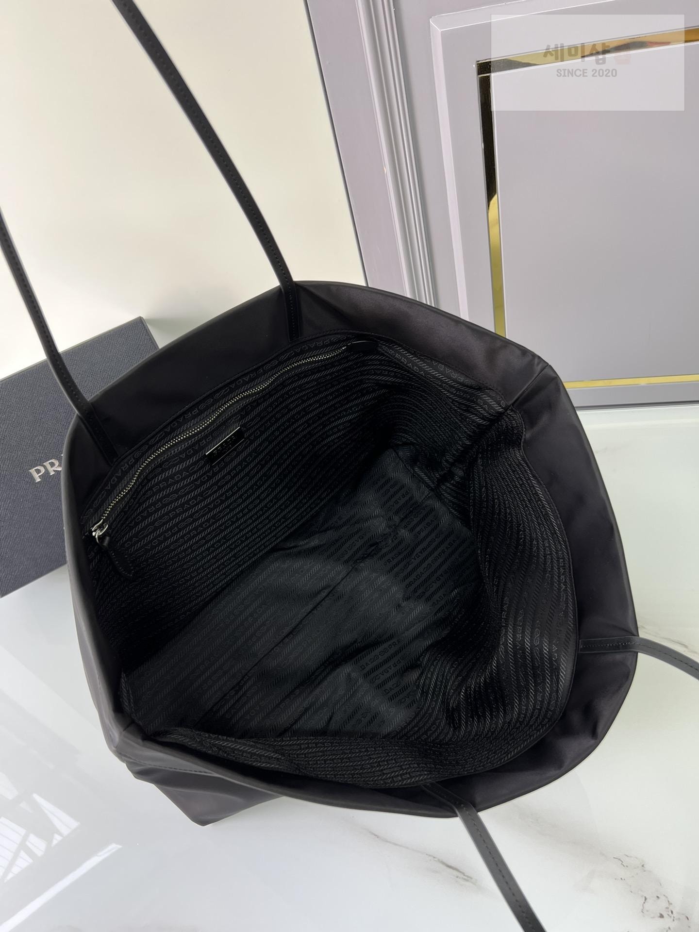 P R A D A Prada Re-Edition Nylon Tote Bag 16번 이미지