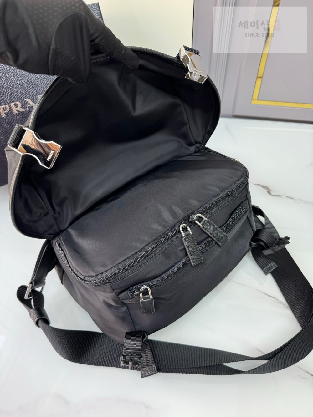 P R A D A 프라다 바이커백 미디움 Bag 5번 이미지