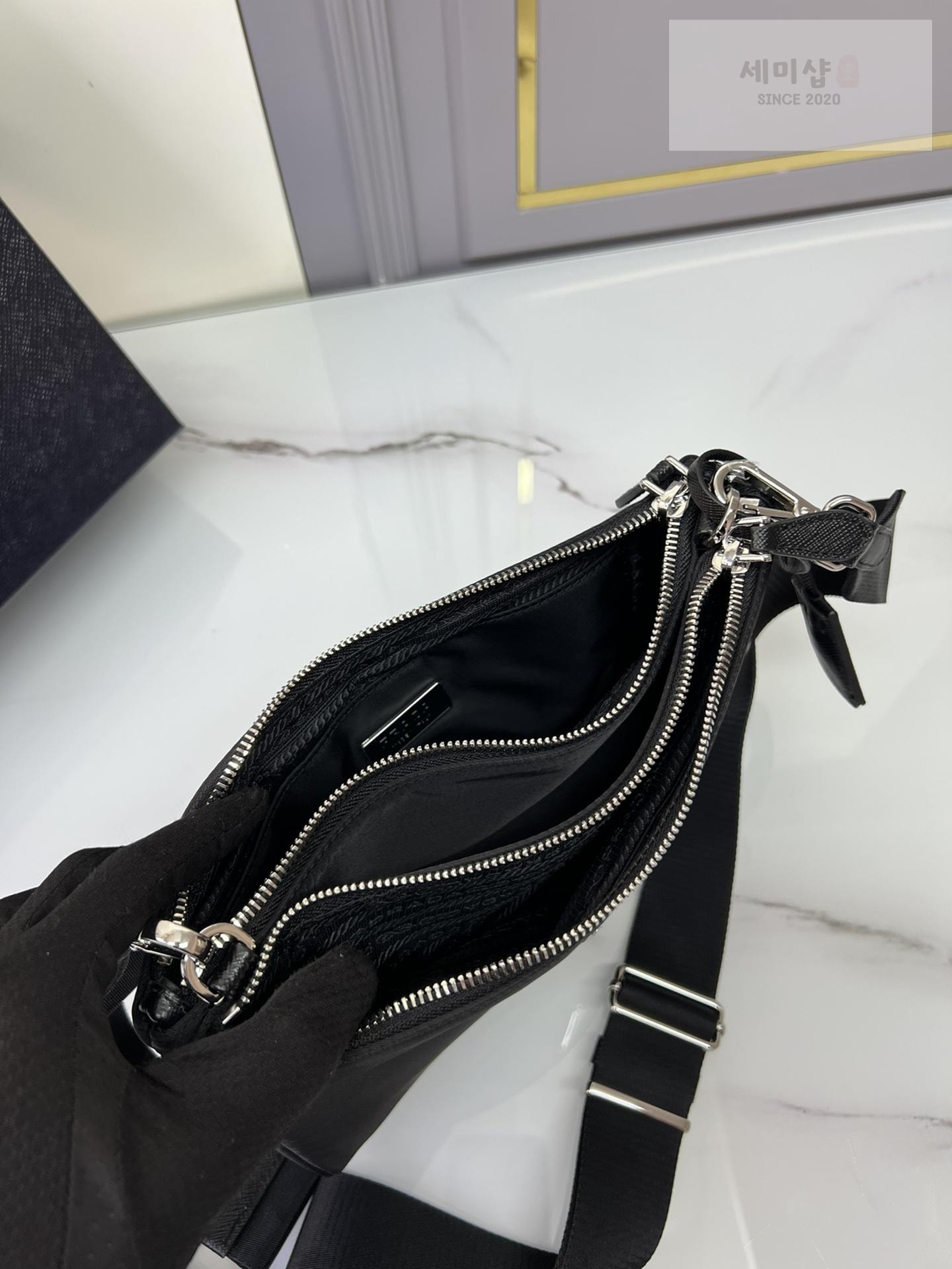 P R A D A Prada Re - Nylon Crossbody Bag 5번 이미지