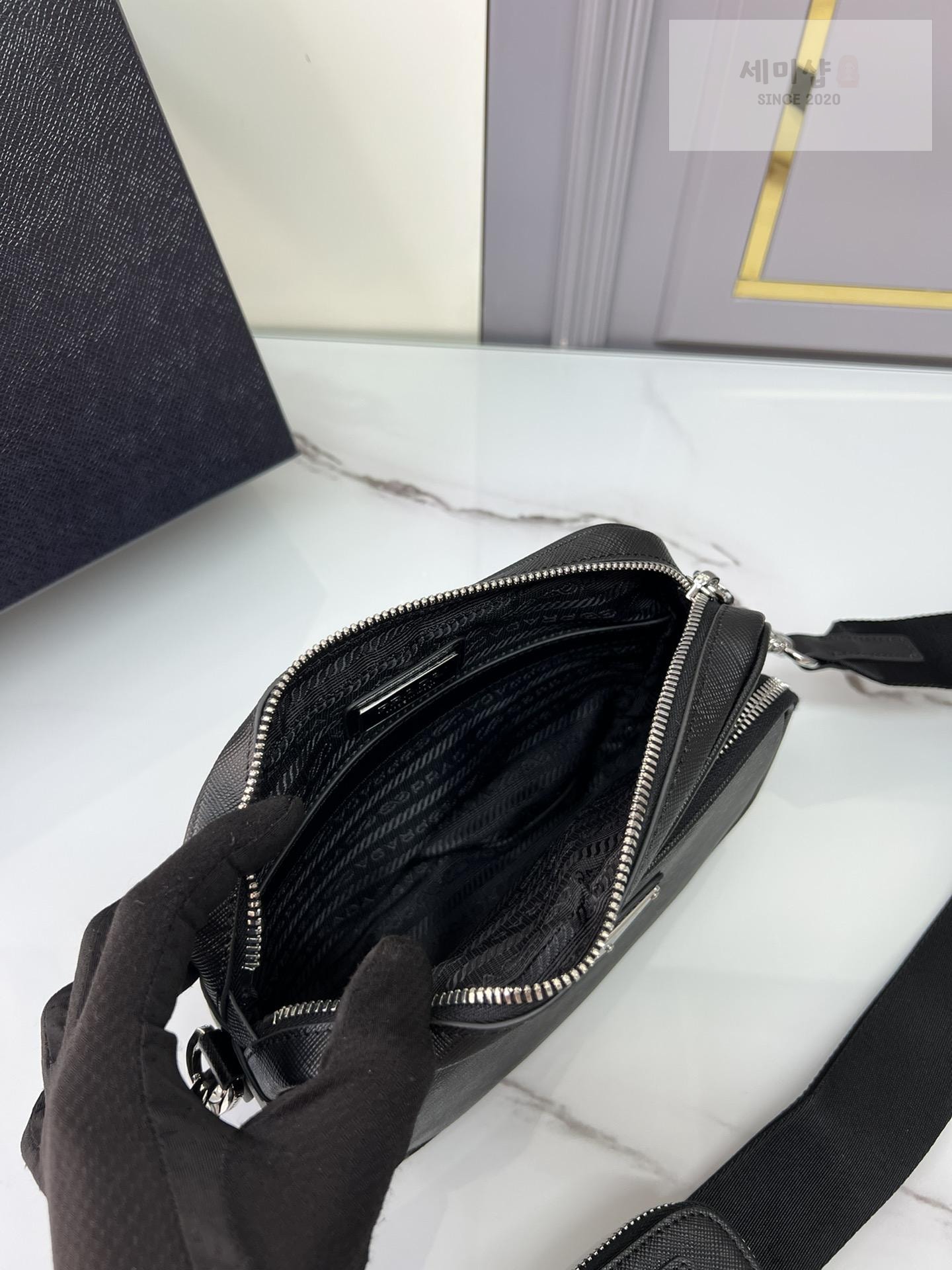 P R A D A Prada Saffiano Leather Shoulder Bag 4번 이미지