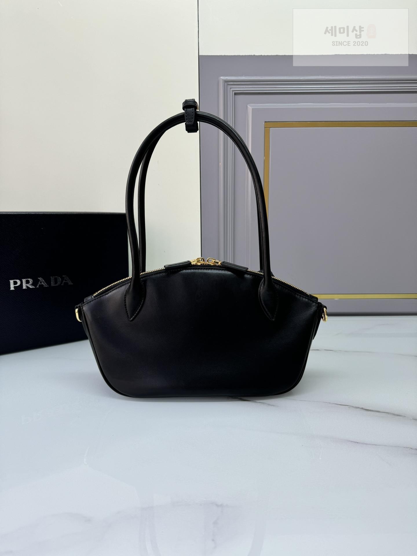 P R A D A Prada Small Leather Handbag Bag 2번 이미지