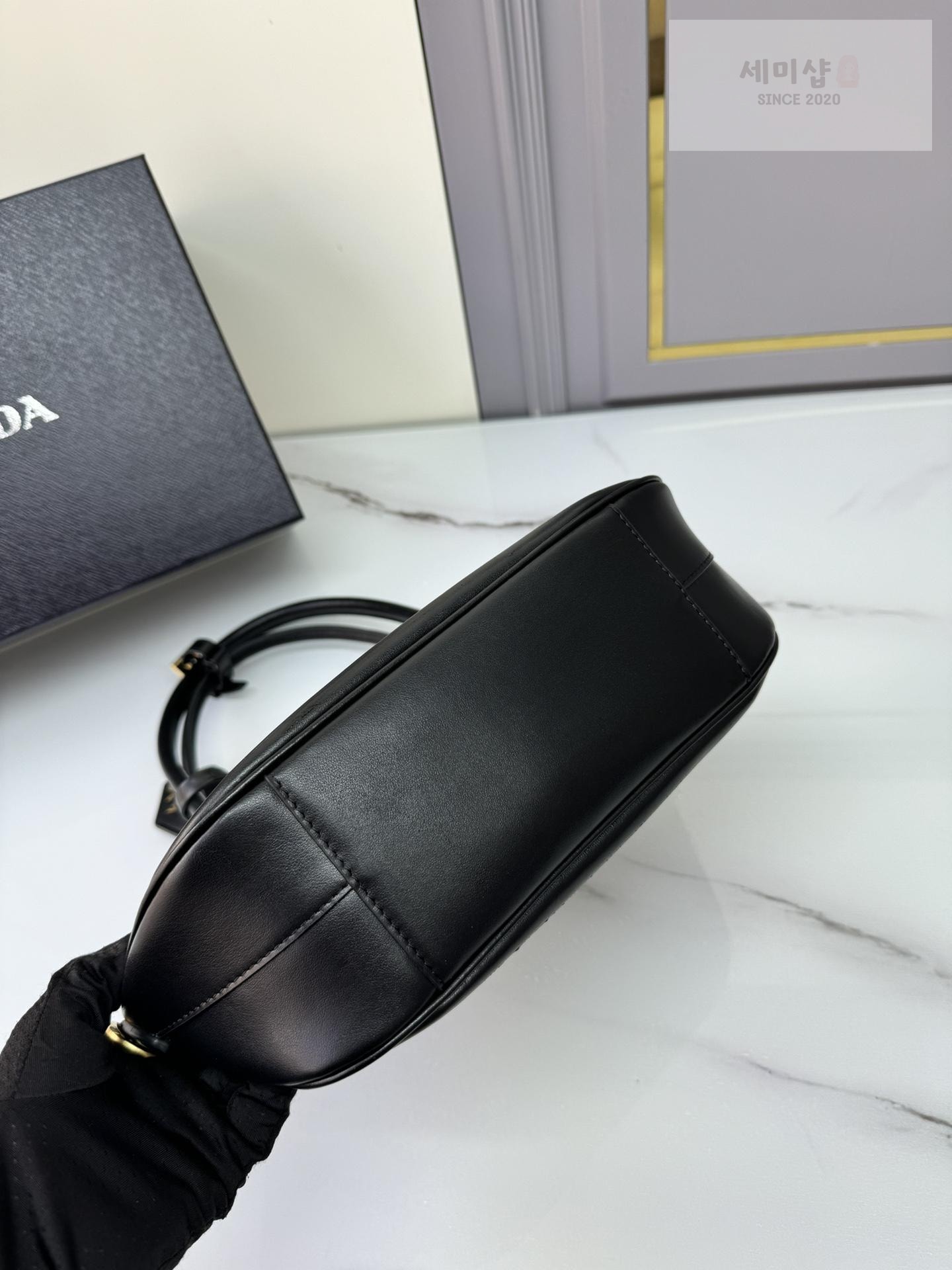 P R A D A Prada Small Leather Handbag Bag 4번 이미지