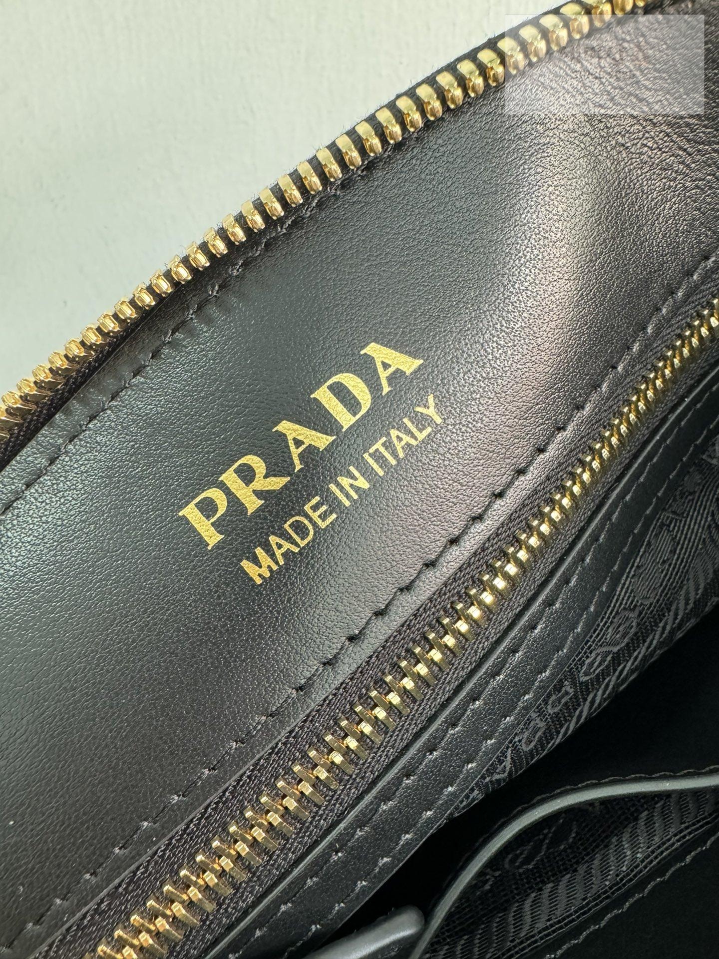 P R A D A Prada Small Leather Handbag Bag 7번 이미지