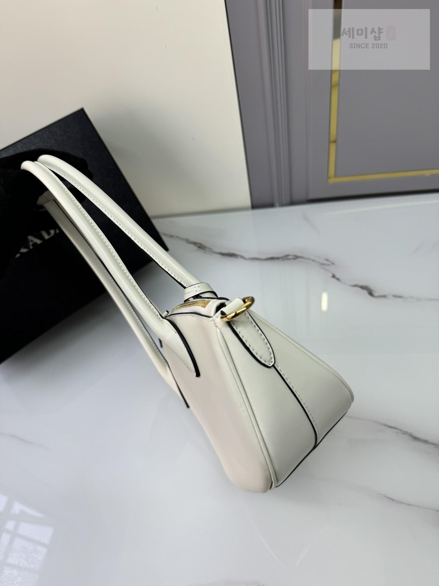 P R A D A Prada Small Leather Handbag Bag 11번 이미지