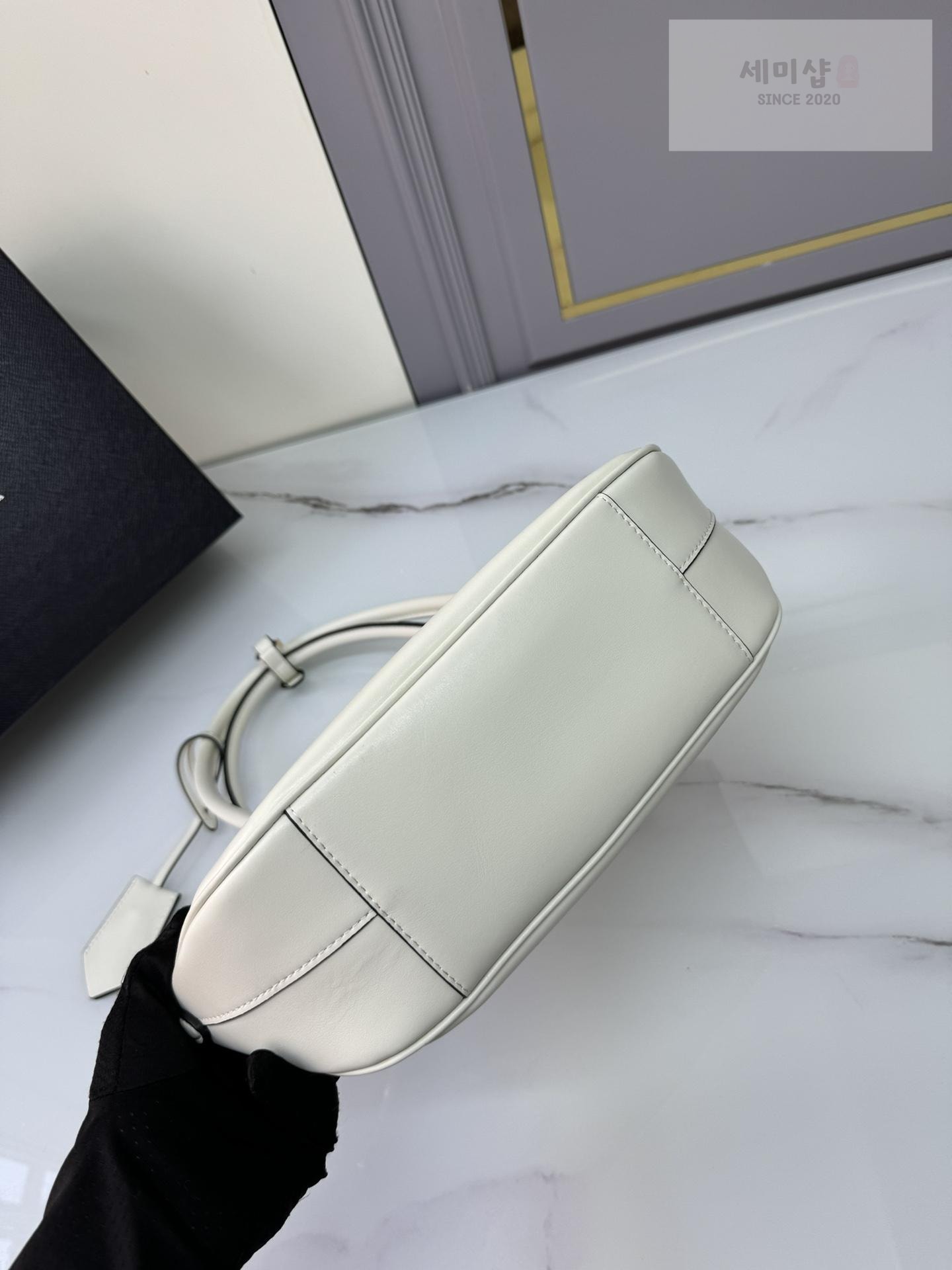 P R A D A Prada Small Leather Handbag Bag 12번 이미지