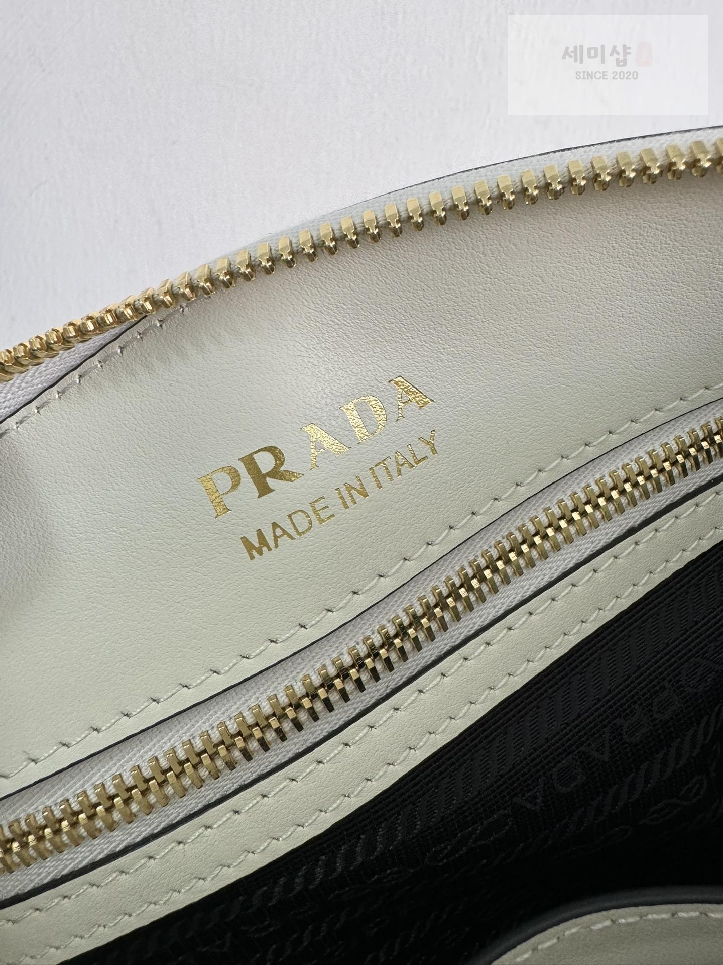 P R A D A Prada Small Leather Handbag Bag 15번 이미지