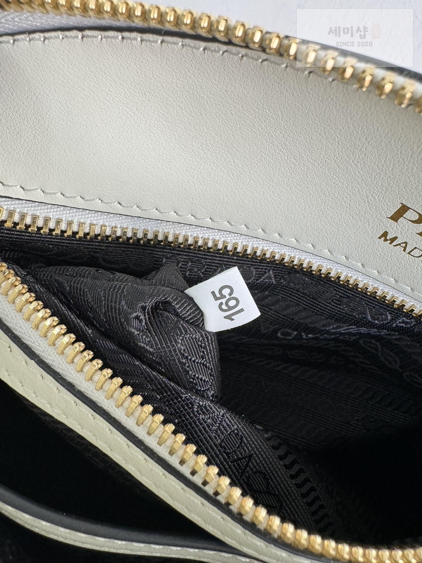 P R A D A Prada Small Leather Handbag Bag 16번 이미지